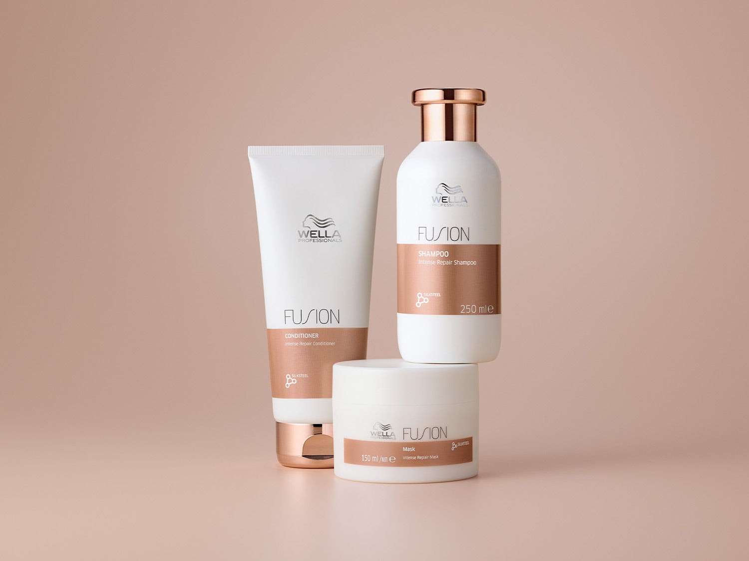 Das Wella Professionals Fusion Set in Weiß und Kupfer umfasst Shampoo, Spülung und Maske für die intensive Haar-Reparatur.