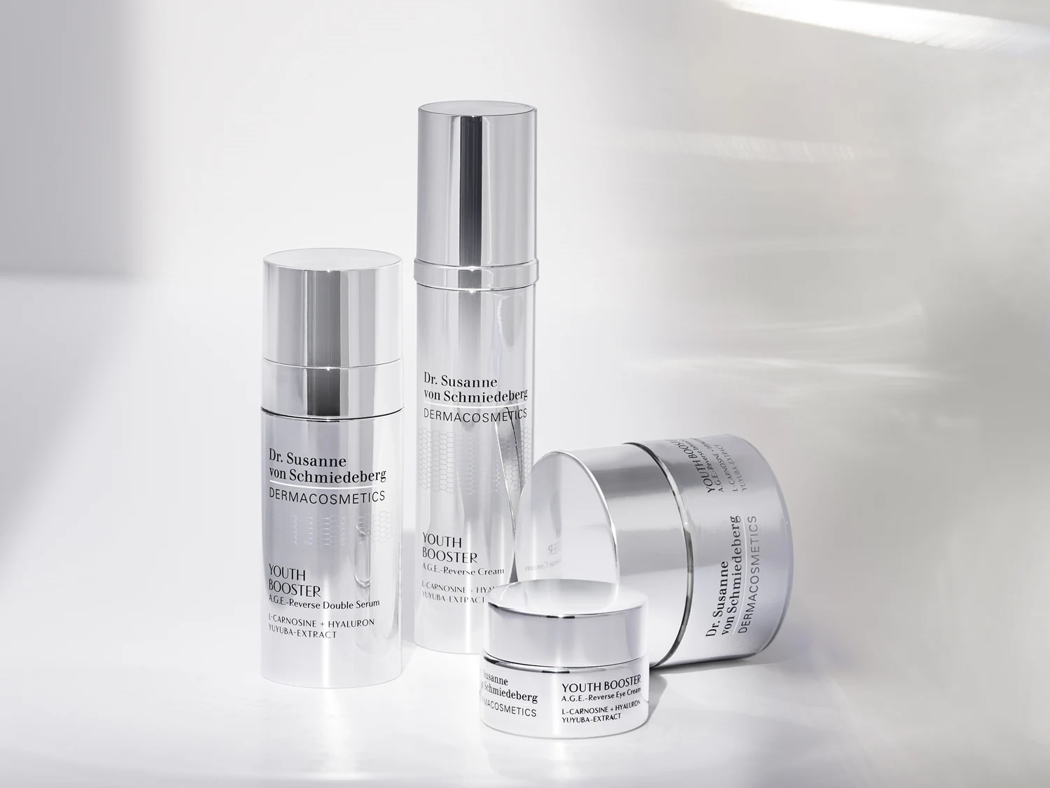 Découvrez le Youth Booster de Dr. Susanne von Schmiedeberg DERMACOSMETICS, comprenant un sérum double A.G.E.-Reverse, de la L-carnosine, de l'hyaluron et de l'extrait de Yuyuba.