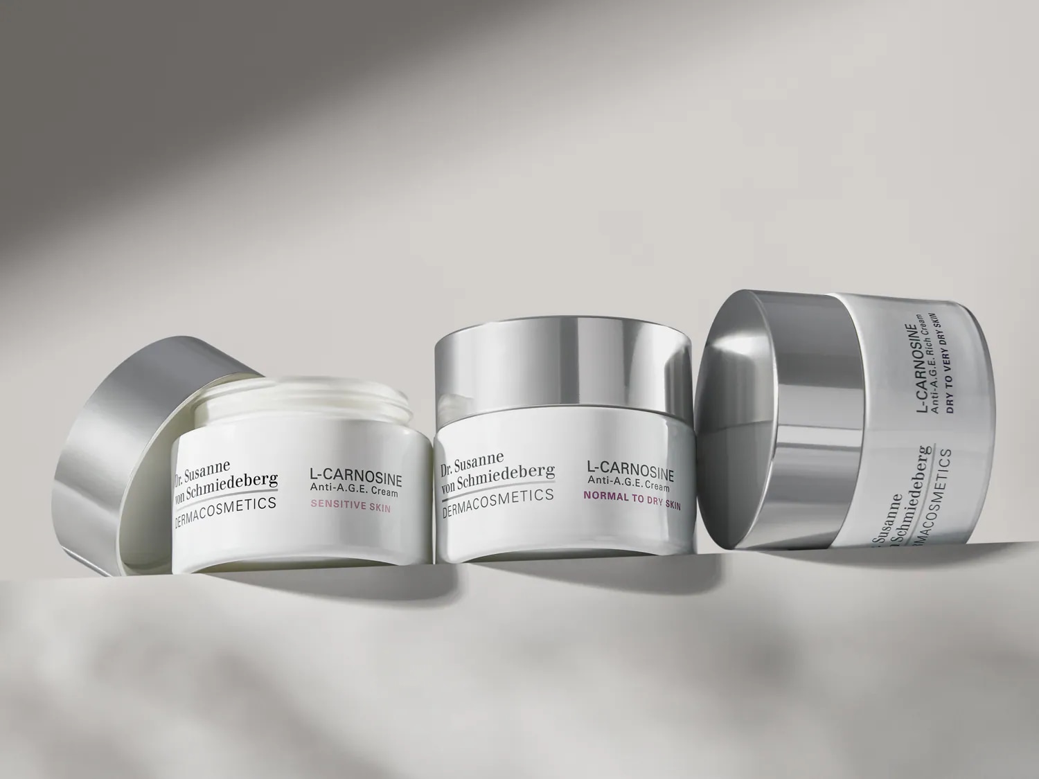 Découvrez la crème anti-âge L-CARNOSINE de Dr. Susanne von Schmiedeberg, disponible pour les peaux sensibles, normales à sèches et très sèches.