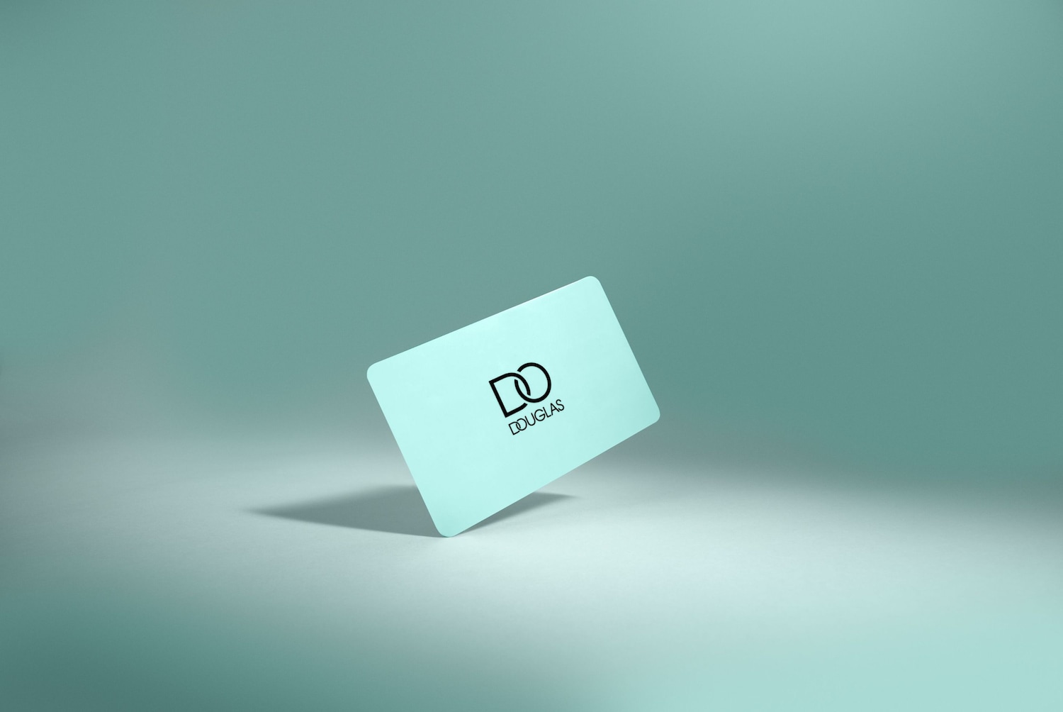 A Douglas ajándékkártya világoskék színben, a márka logójával a közepén, tökéletes ajándék minden alkalomra.