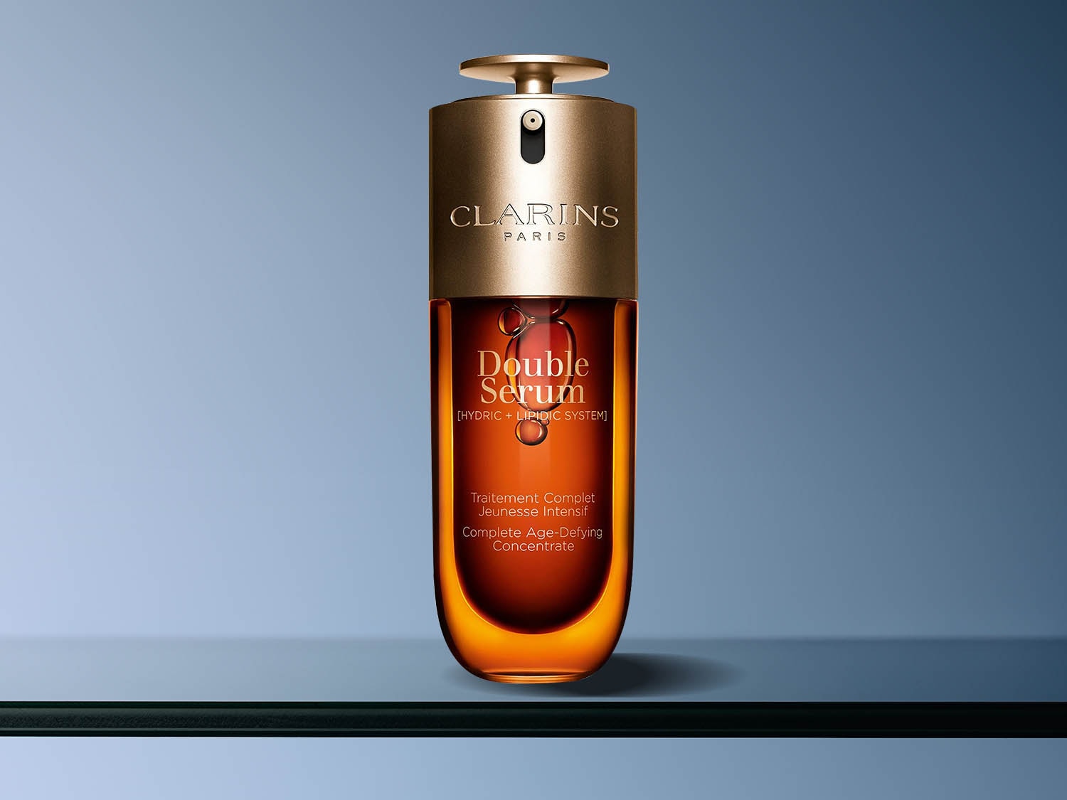 Clarins Paris Double Serum w brązowo-złotej butelce, obiecujące intensywne działanie przeciwstarzeniowe.