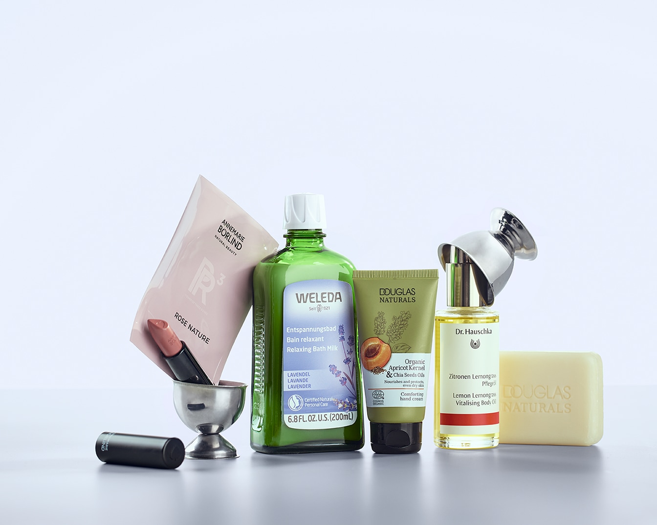 Descubre la belleza natural con productos como la mascarilla Rose Nature de Annemarie Borlind y la leche de baño relajante de Weleda, ideales para el cuidado personal.