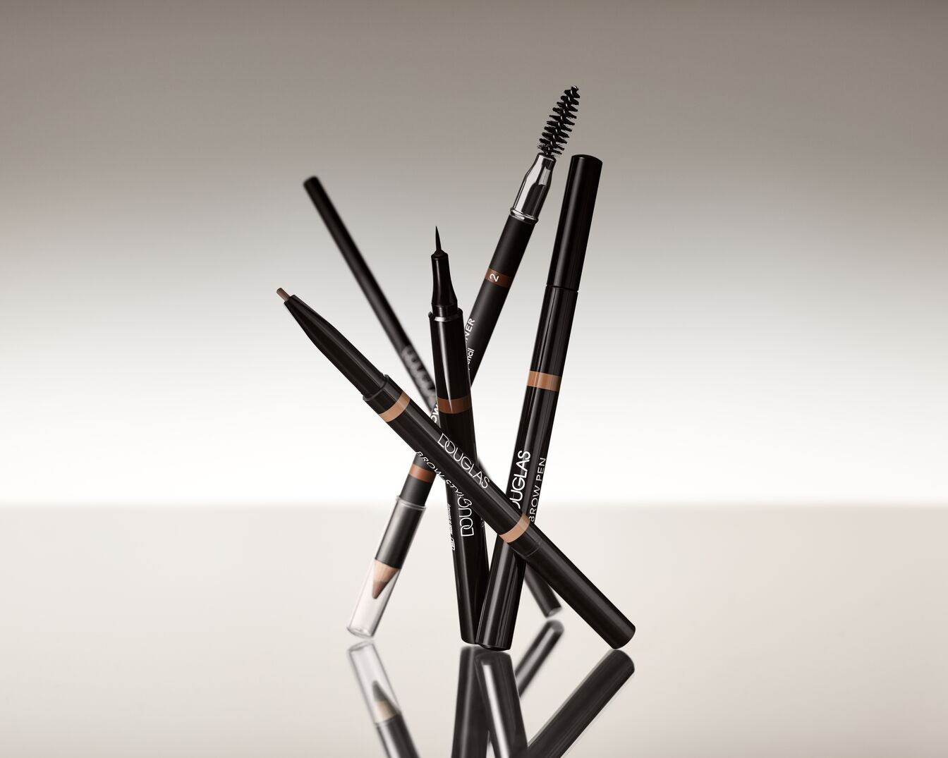 Štai Douglas antakių pieštukų ir pravedimų rinkinys, skirtas antakiams paryškinti ir formuoti.