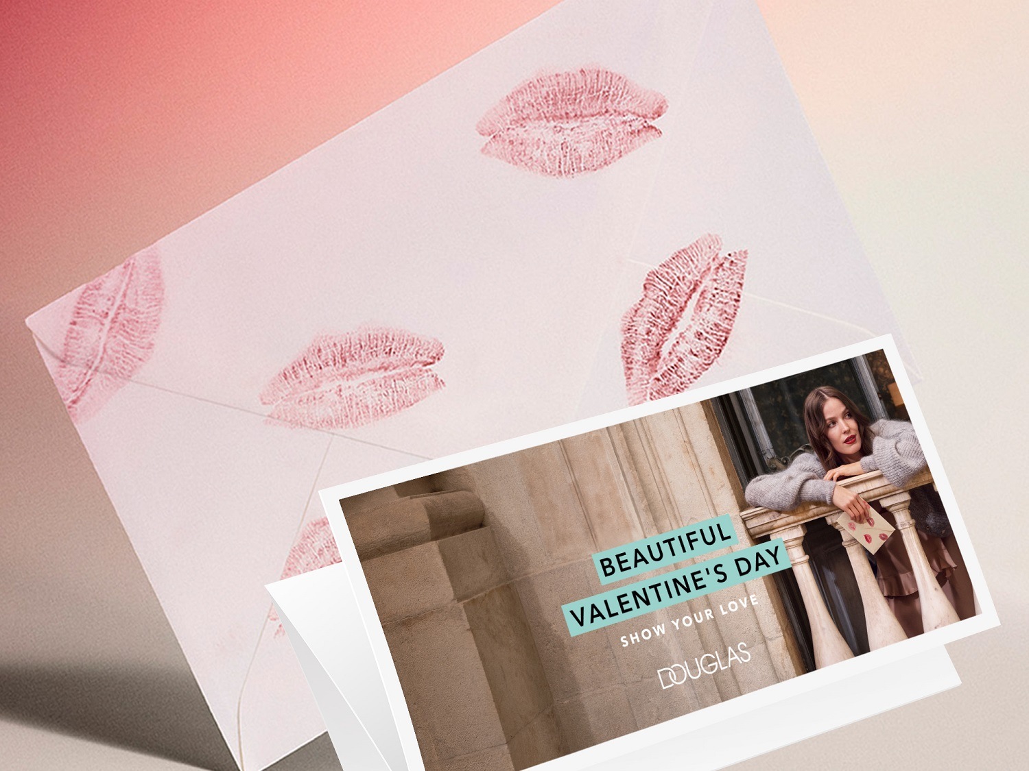 Růžová obálka s otisky rtů a kartička s nápisem Krásný Valentýn, ukažte svou lásku, Douglas.