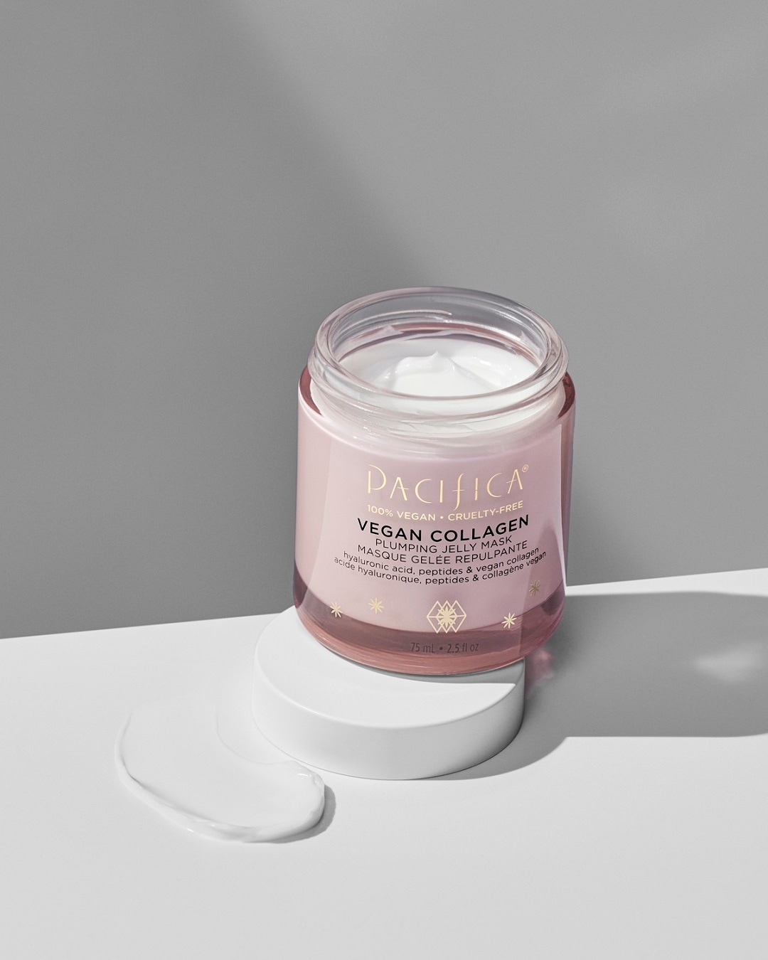 Aquí está la mascarilla de gelatina voluminizadora de colágeno vegano de Pacifica, 100% vegana y libre de crueldad animal, con ácido hialurónico, péptidos y colágeno vegano, en un frasco rosa transparente.