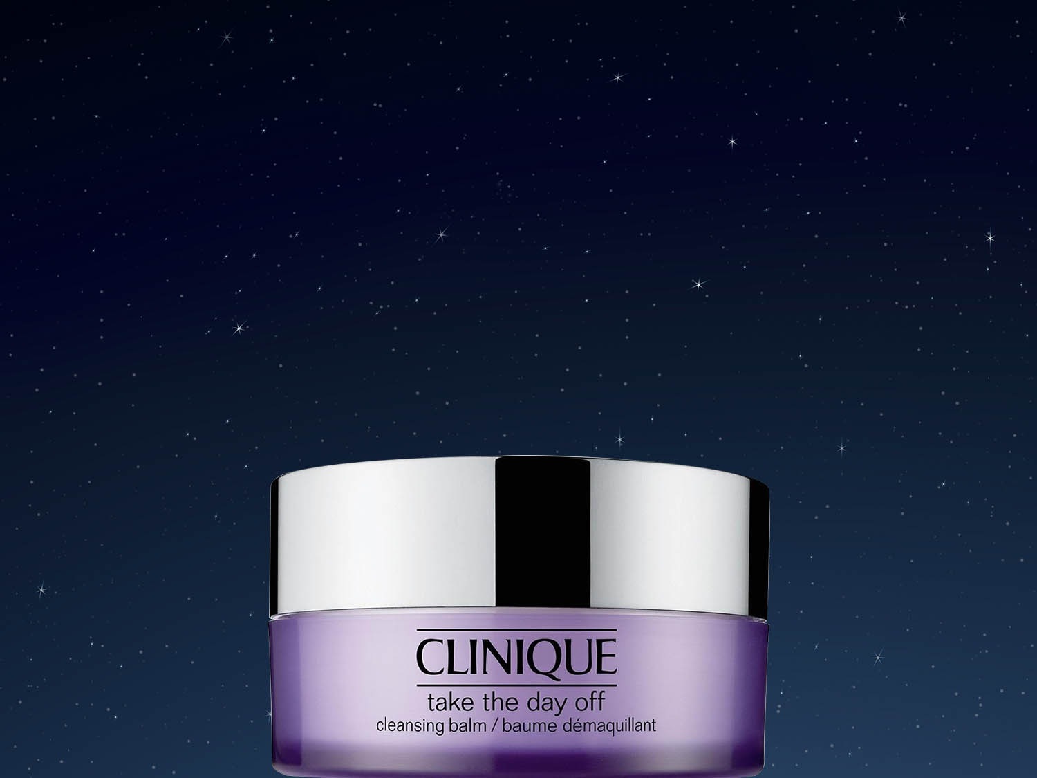 Kremowy balsam oczyszczający Clinique Take The Day Off w fioletowym słoiczku z srebrnym wieczkiem na tle nocnego nieba, idealny do demakijażu.