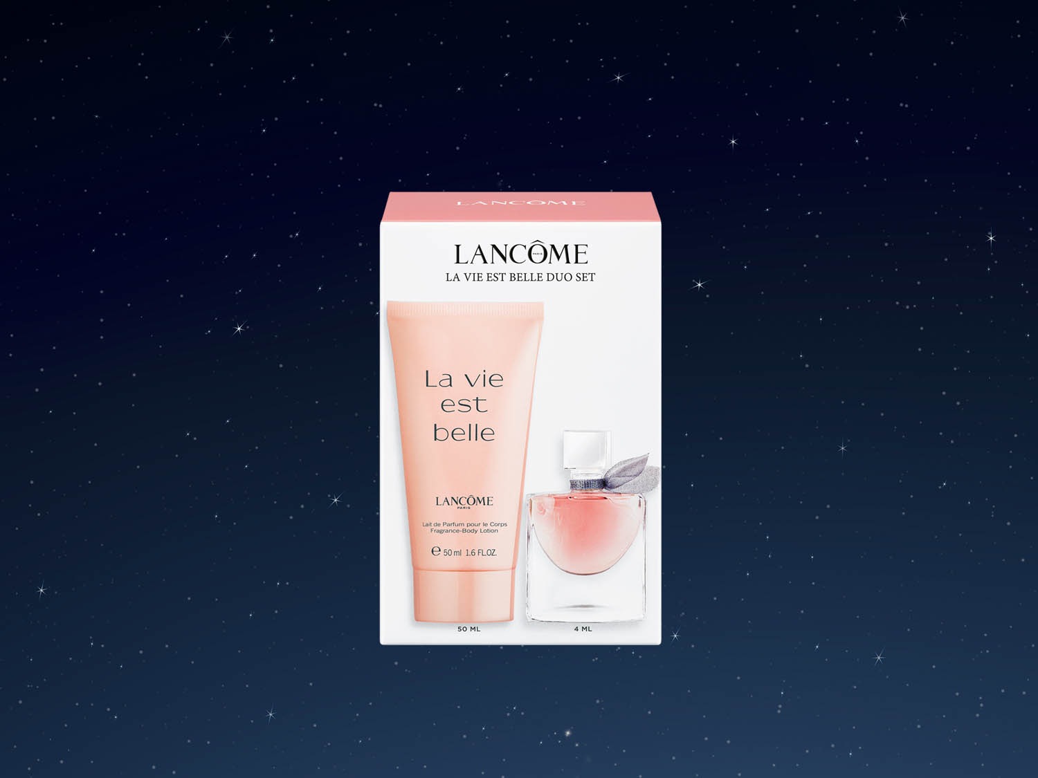 Zestaw Lancôme La Vie Est Belle Duo Set zawiera balsam do ciała w tubce i flakon perfum, oba w odcieniach różu, na tle nocnego nieba.