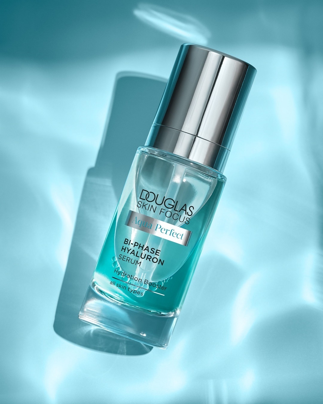 Douglas Skin Focus Aqua Perfect Bi-Phase Hyaluron Serum in klarer Glasflasche mit silbernem Deckel, ein Feuchtigkeitsbooster für alle Hauttypen.