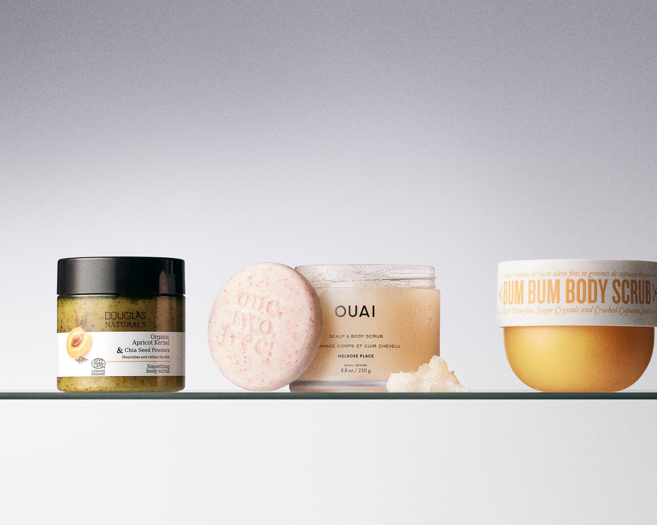 Douglas Naturals Peeling mit Aprikosenkern und Chiasamen für eine glatte Haut.