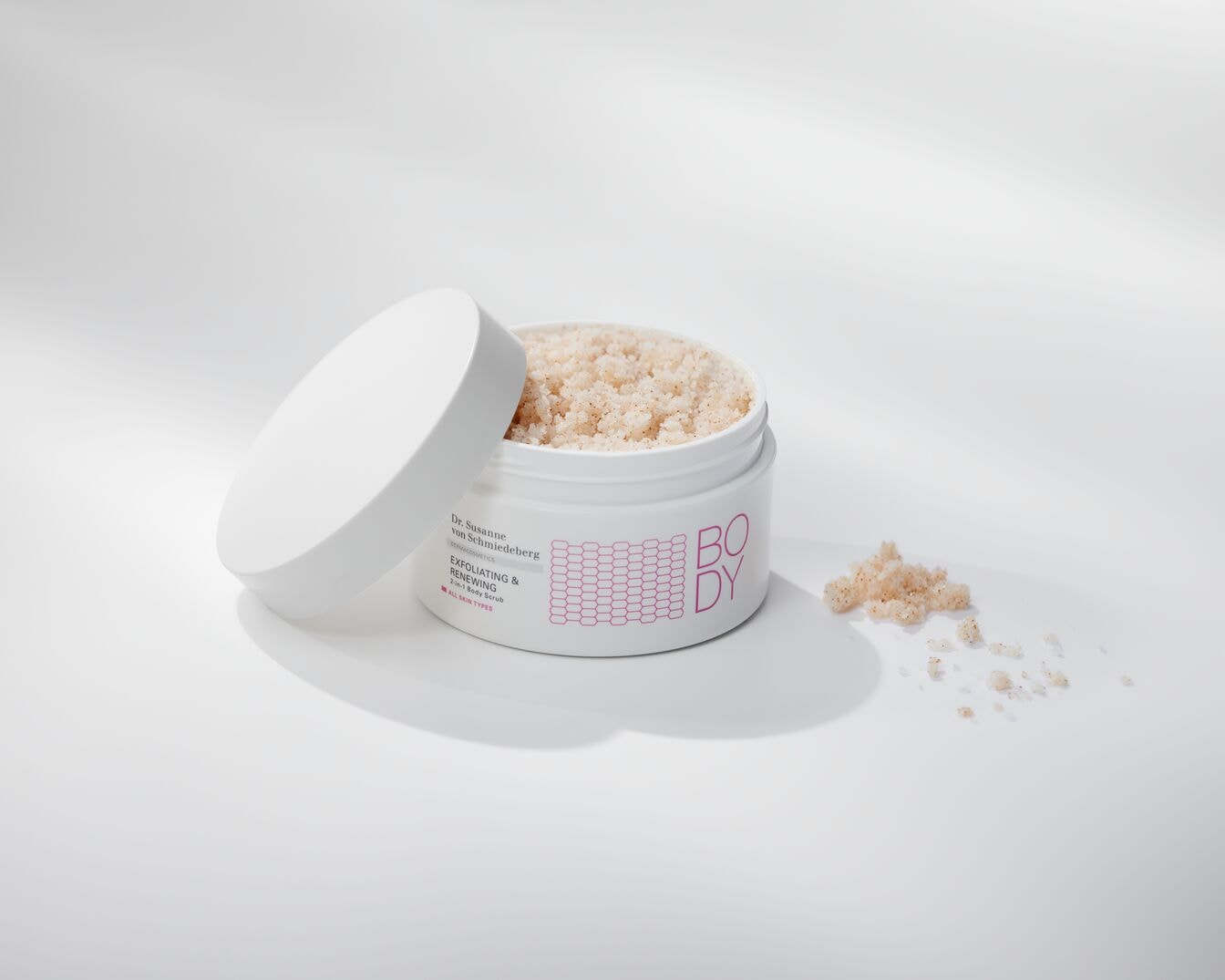 Dr. Susanne von Schmiedeberg Körperpeeling in weißer Dose mit der Aufschrift „Body“ für alle Hauttypen.
