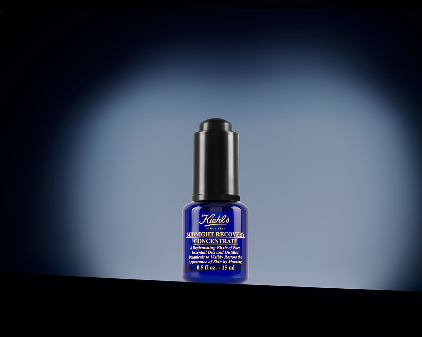 Voici le concentré de récupération nocturne de Kiehl's, un élixir bleu dans un flacon de 15 ml avec un compte-gouttes noir, conçu pour restaurer visiblement l'apparence de la peau pendant la nuit.