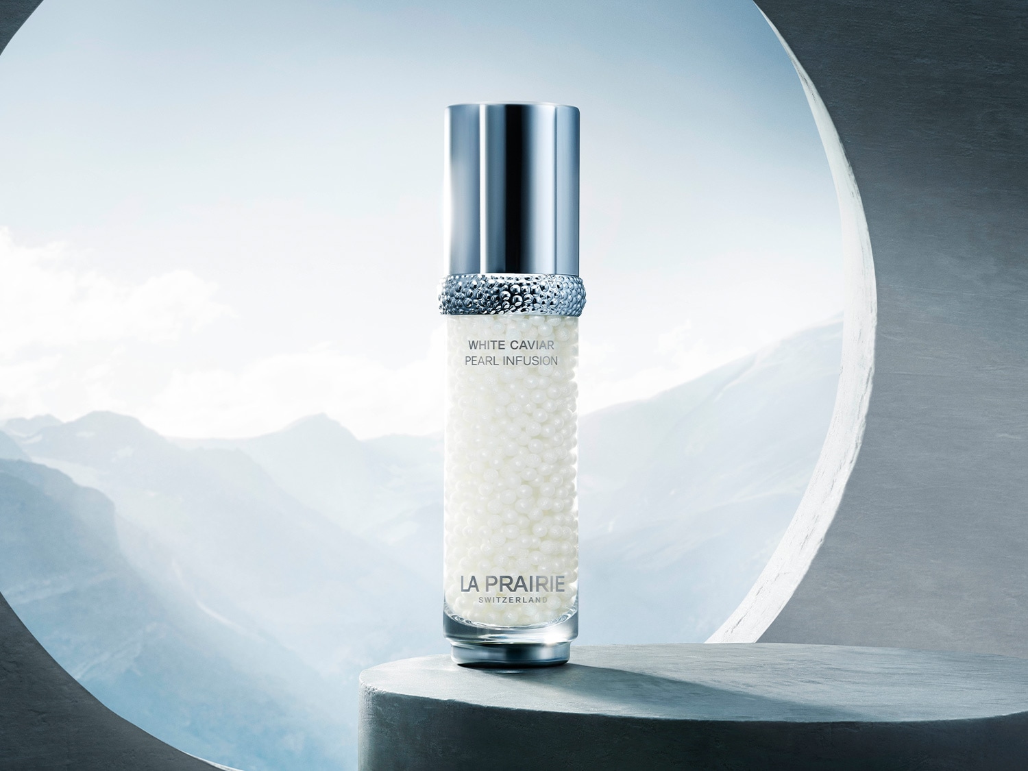 Die La Prairie White Caviar Pearl Infusion präsentiert sich in einer durchsichtigen Flasche, gefüllt mit schimmernden, weißen Perlen, die für einen strahlenden Teint sorgen.