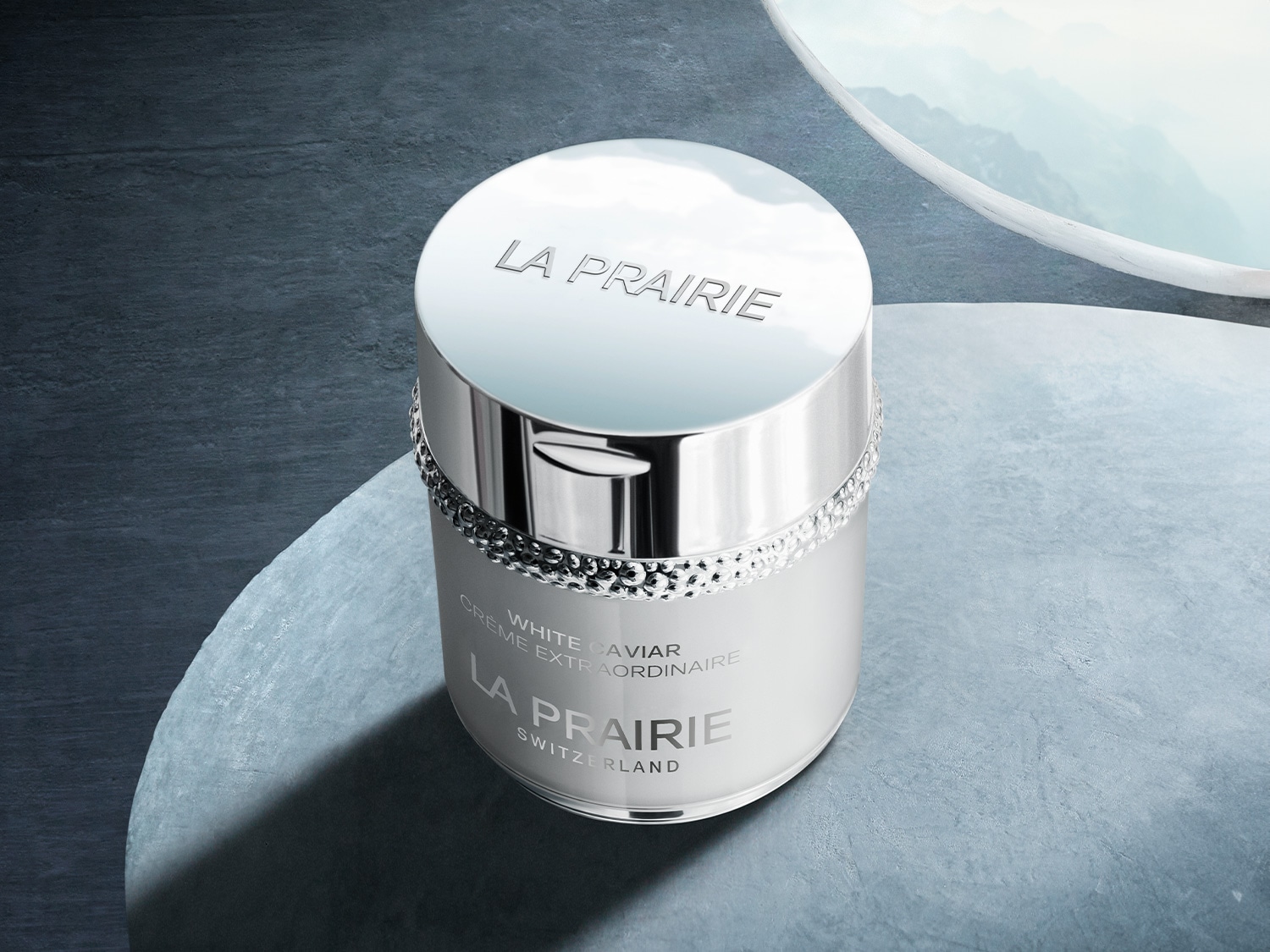 Nahaufnahme einer La Prairie White Caviar Creme Extraordinaire in einem eleganten, silberfarbenen Tiegel, der Luxus und fortschrittliche Hautpflege verspricht.