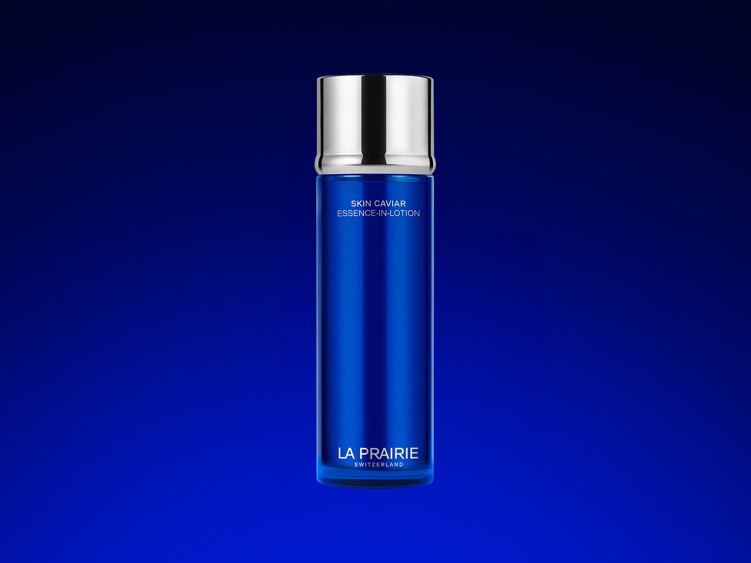 Blaue La Prairie Skin Caviar Essence-in-Lotion Flasche mit silbernem Verschluss.