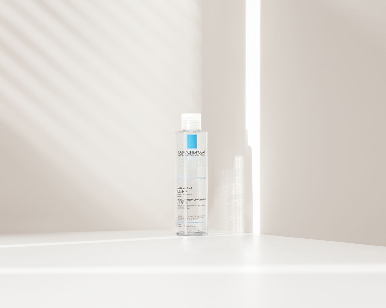 Das La Roche-Posay Mizellen Reinigungswasser Ultra im durchsichtigen Plastikflakon mit blauem Etikett sorgt für eine sanfte Reinigung und Make-up-Entfernung.