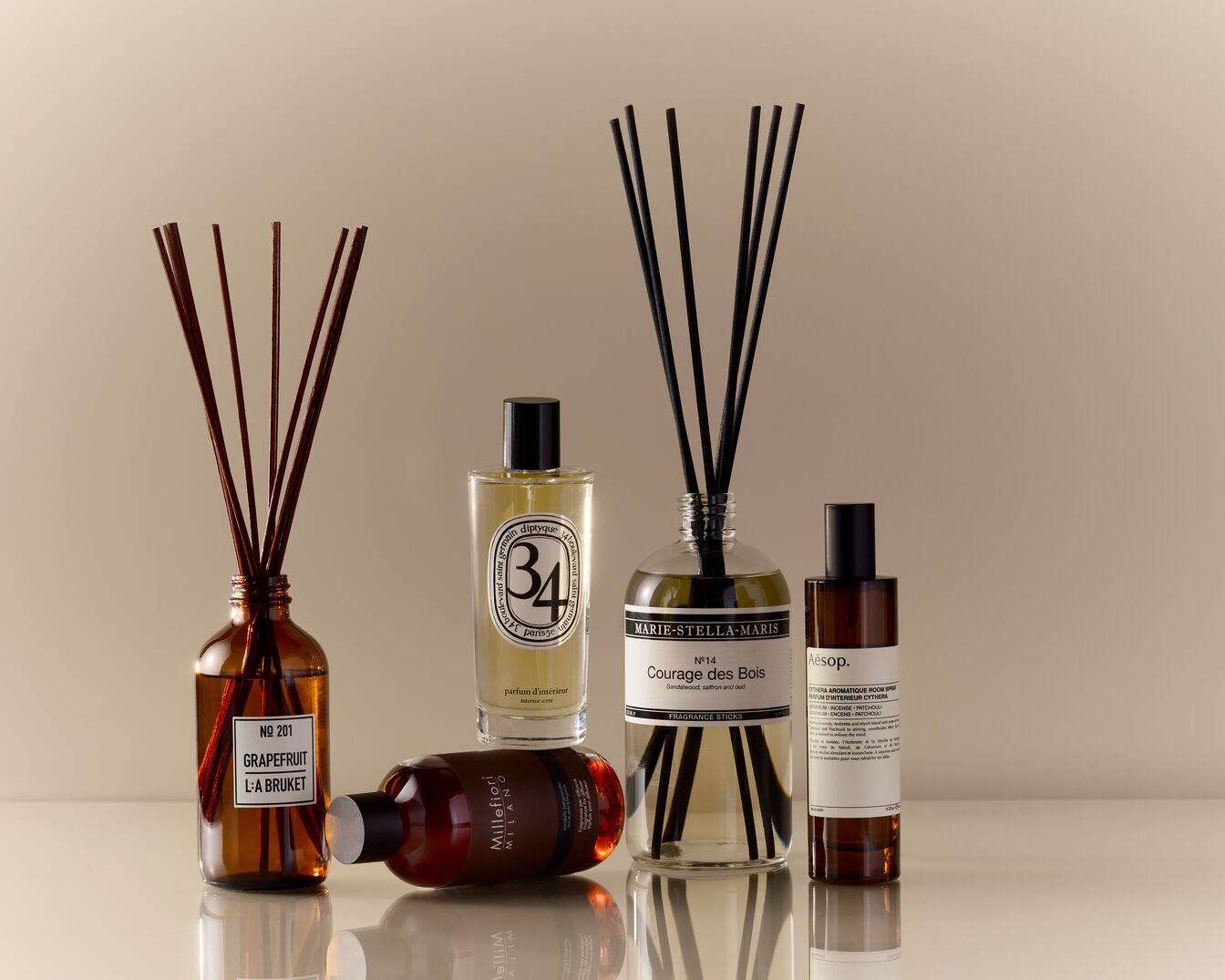 Eine Sammlung von Raumdüften verschiedener Marken, darunter L:A Bruket Grapefruit, Diptyque 34, Marie-Stella-Maris Courage des Bois und Aesop Cythera, die eine Vielfalt an Dufterlebnissen für Ihr Zuhause bieten.