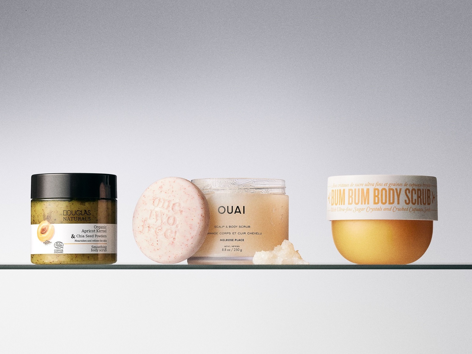 Douglas Naturals Smoothing Body Scrub mit Aprikosenkern und Chiasamenpulver für die Haut.