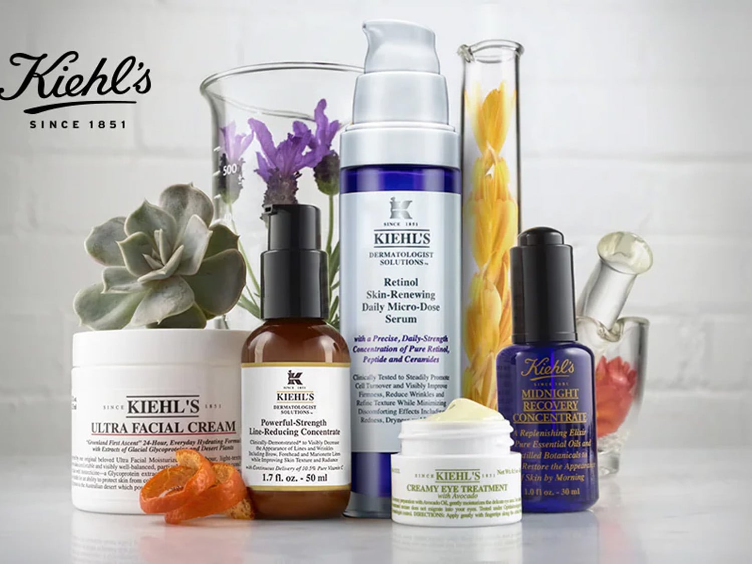Zdjęcie przedstawia różne produkty marki Kiehl's, w tym krem Ultra Facial Cream, serum Retinol Skin-Renewing Daily Micro-Dose i koncentrat Midnight Recovery Concentrate.