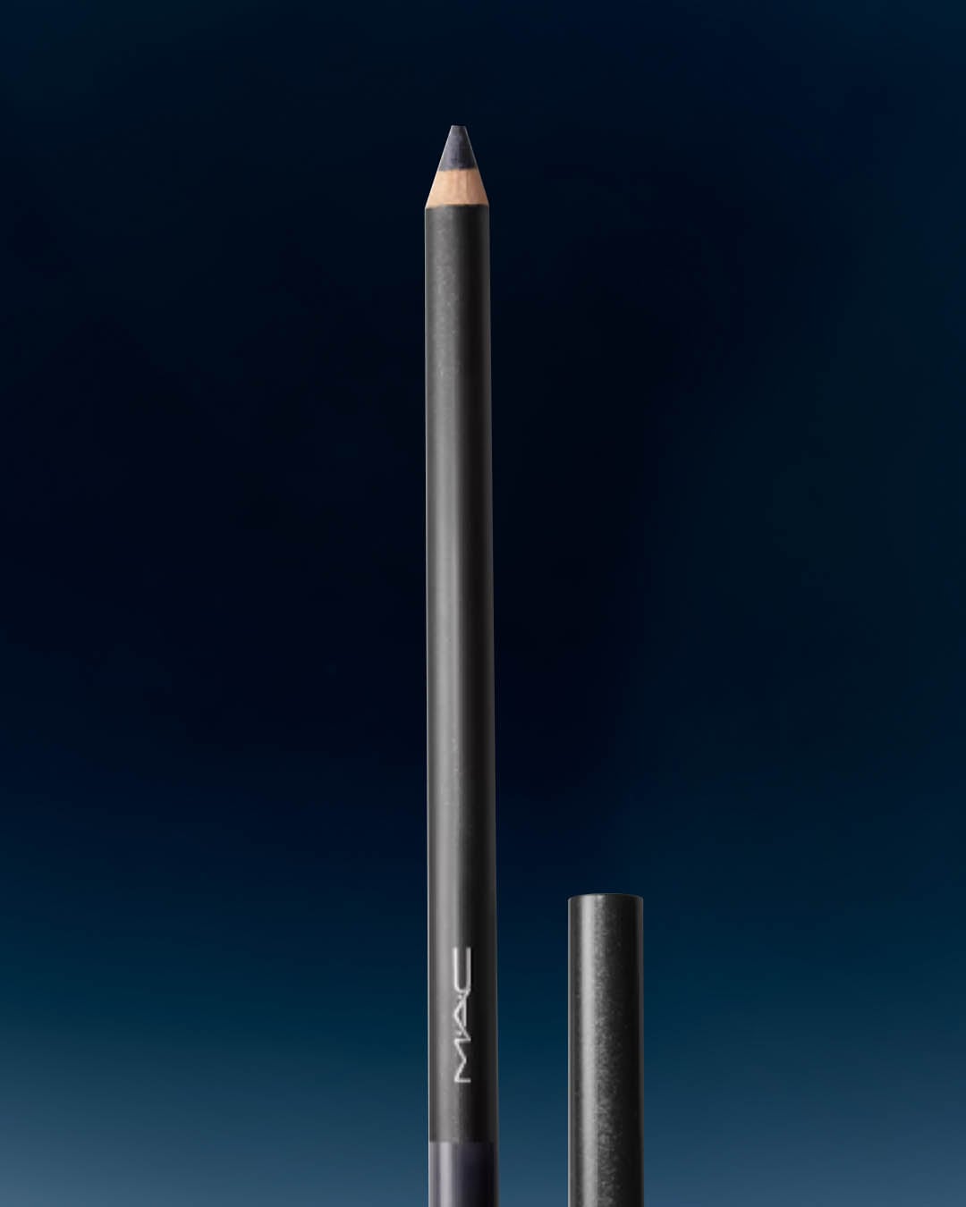 Czarna kredka do oczu MAC z odsłoniętym sztyftem i nasadką, idealna do precyzyjnego podkreślenia oka.