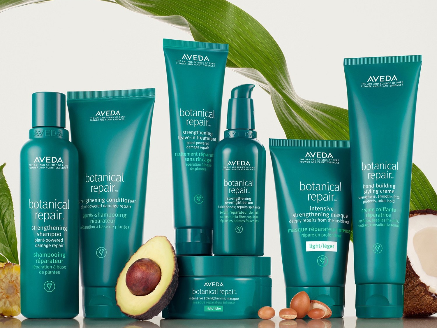 Seria Aveda Botanical Repair w turkusowych opakowaniach, zawierająca szampon, odżywkę, maskę i serum do włosów, wzmacniające i regenerujące.