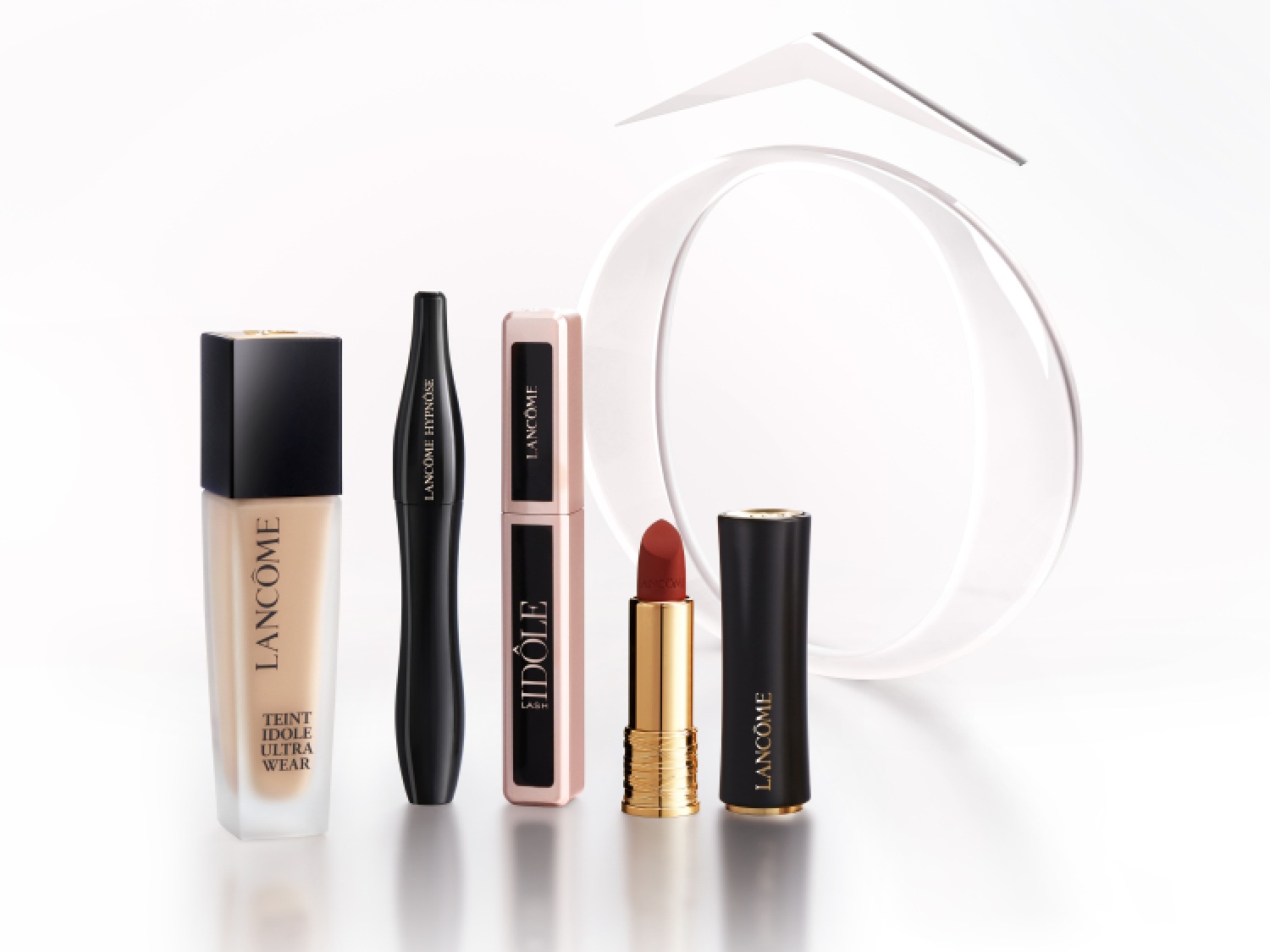 Kolekcja kosmetyków Lancôme obejmuje podkład Teint Idole Ultra Wear, tusz do rzęs Hypnôse, tusz do rzęs Idôle oraz szminkę w czarnym opakowaniu ze złotymi akcentami.