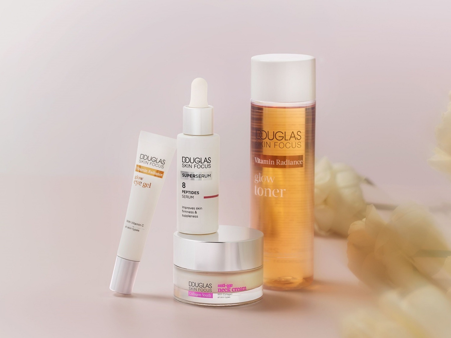 Súprava pleťovej kozmetiky Douglas Skin Focus Vitamin Radiance obsahuje rozjasňujúci očný gél, supersérum s 8 peptidmi, rozjasňujúce tonikum a anti-age krém na krk s kolagénom pre všetky typy pleti.