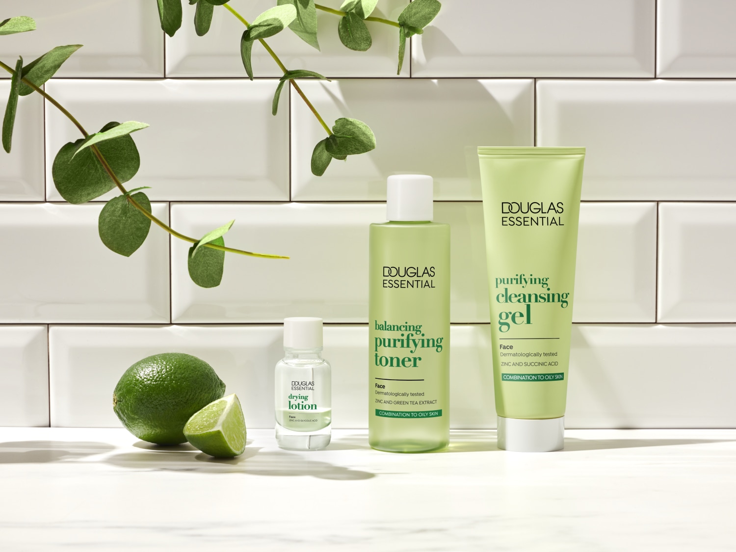 Douglas Essential odos priežiūros priemonių rinkinys su valomuoju geliu, toniku ir losjonu, skirtas veido odai valyti ir drėkinti.