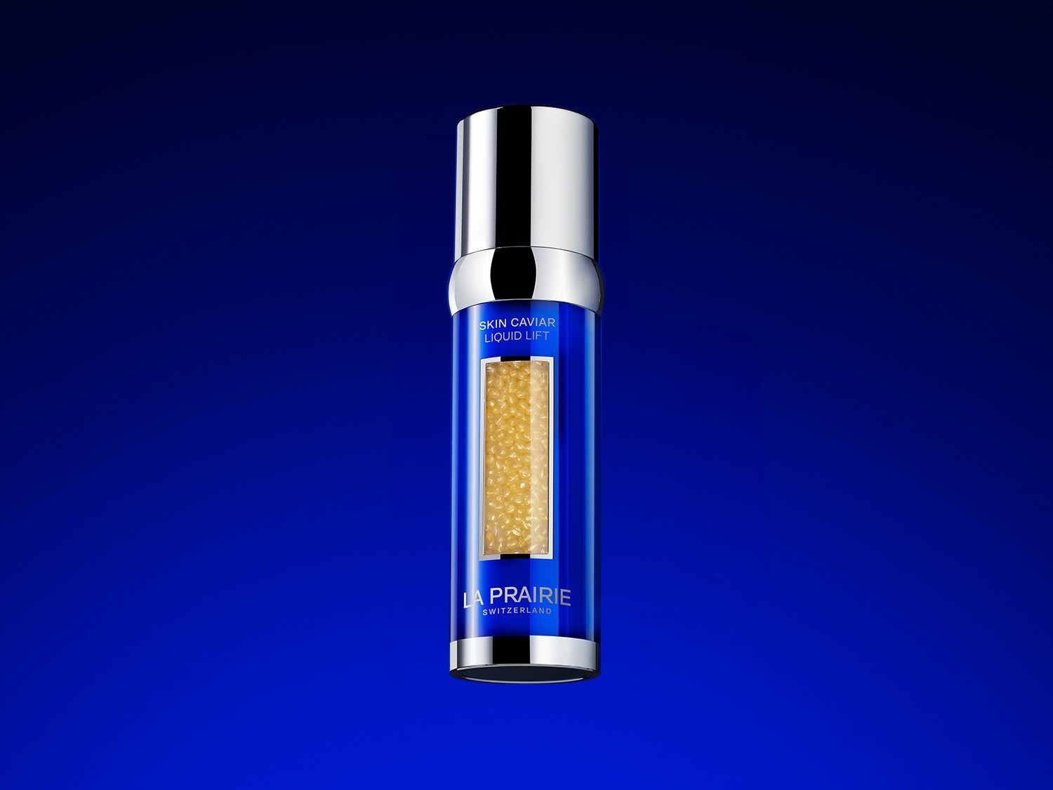 Blaue La Prairie Skin Caviar Liquid Lift Flasche mit silbernem Verschluss und goldenen Kügelchen, die für eine straffende Wirkung sorgen.