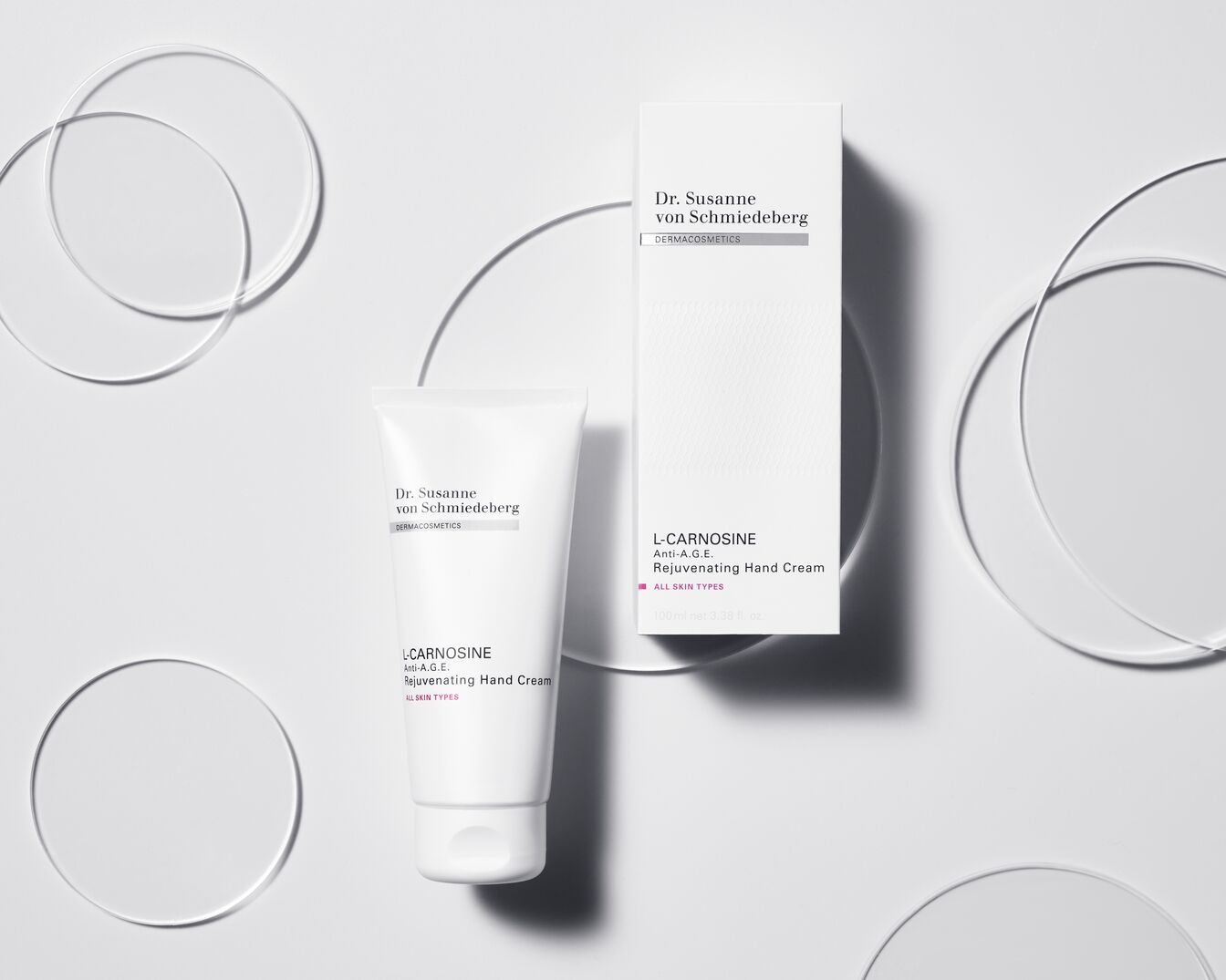 Dr. Susanne von Schmiedeberg DERMACOSMETICS L-CARNOSINE Anti-A.G.E. Odmładzający krem do rąk, odpowiedni dla każdego rodzaju skóry, zamknięty w białym opakowaniu.