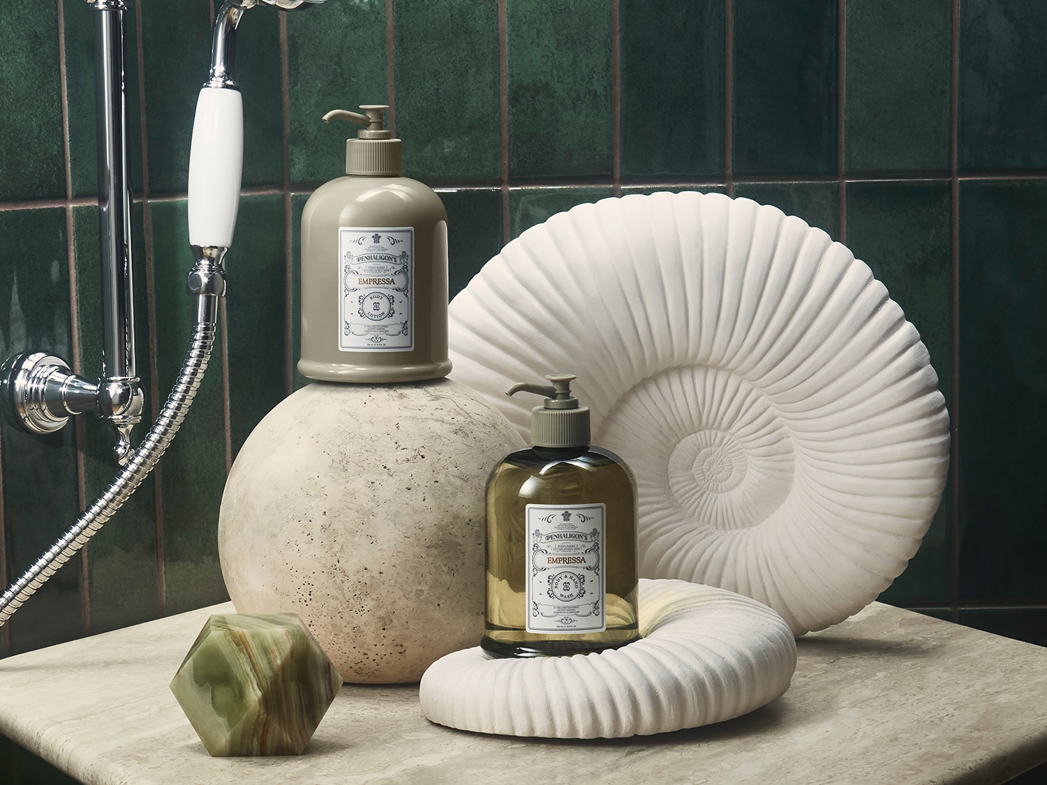 Zwei Penhaligon's Handseifen "Empressa" in olivfarbenen Flaschen mit Pumpspender stehen dekorativ im Badezimmer.