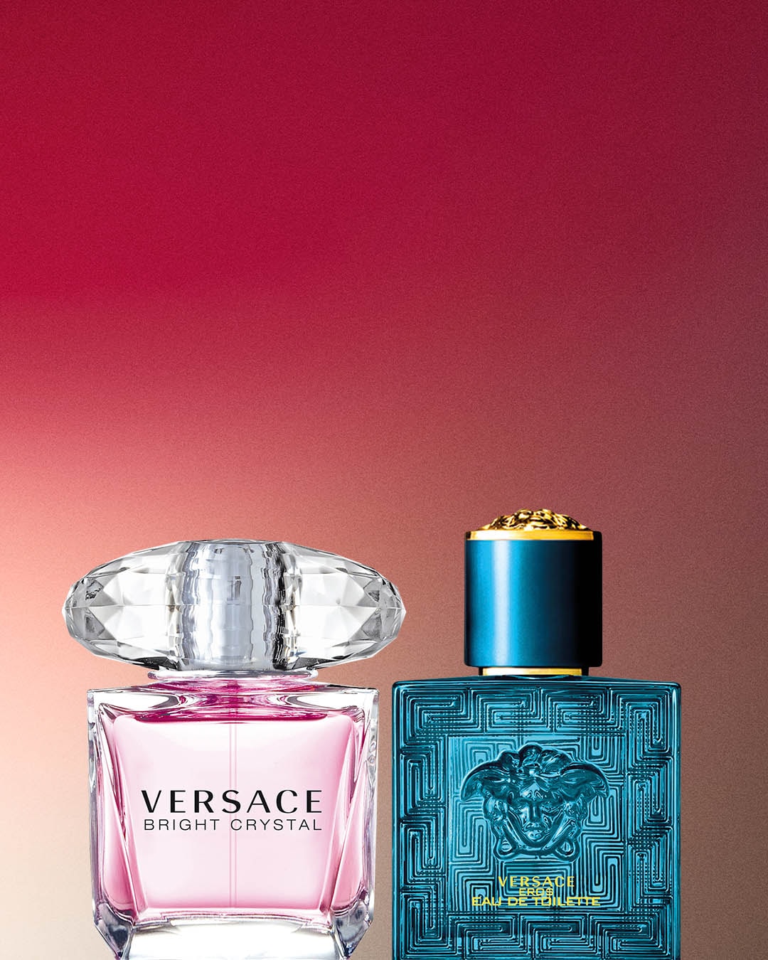 Dwa flakony perfum Versace: Bright Crystal w różowym flakonie z kryształową nakrętką i Eros w turkusowym flakonie z motywem meduzy.