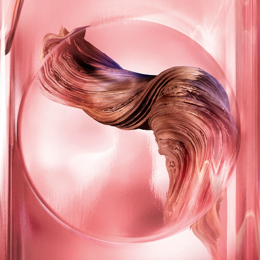 Nahaufnahme einer spiralförmigen Holzskulptur in einem rosa Behälter, die die Textur und das Design hervorhebt.