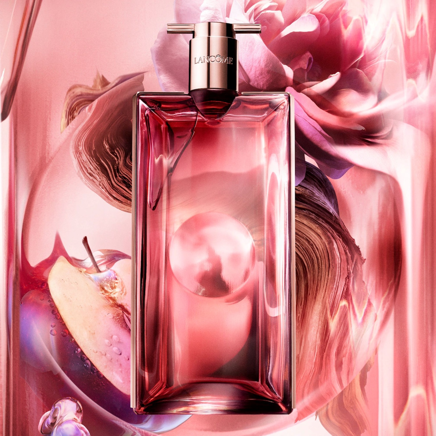 Ein rechteckiger, rosafarbener Lancôme-Flakon steht vor einem Hintergrund aus rosa Blumen und abstrakten Formen, die ein Gefühl von Eleganz und Weiblichkeit vermitteln.