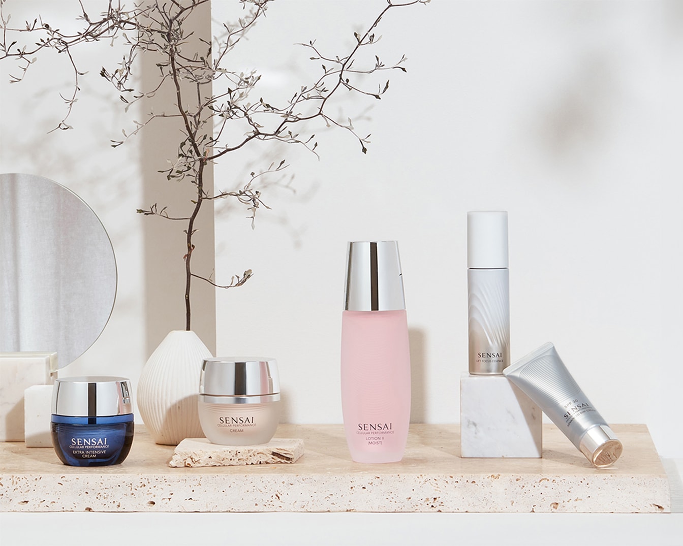Ontdek de Sensai-collectie: luxe crèmes en lotions in elegante verpakkingen, klaar om je huid te verwennen.