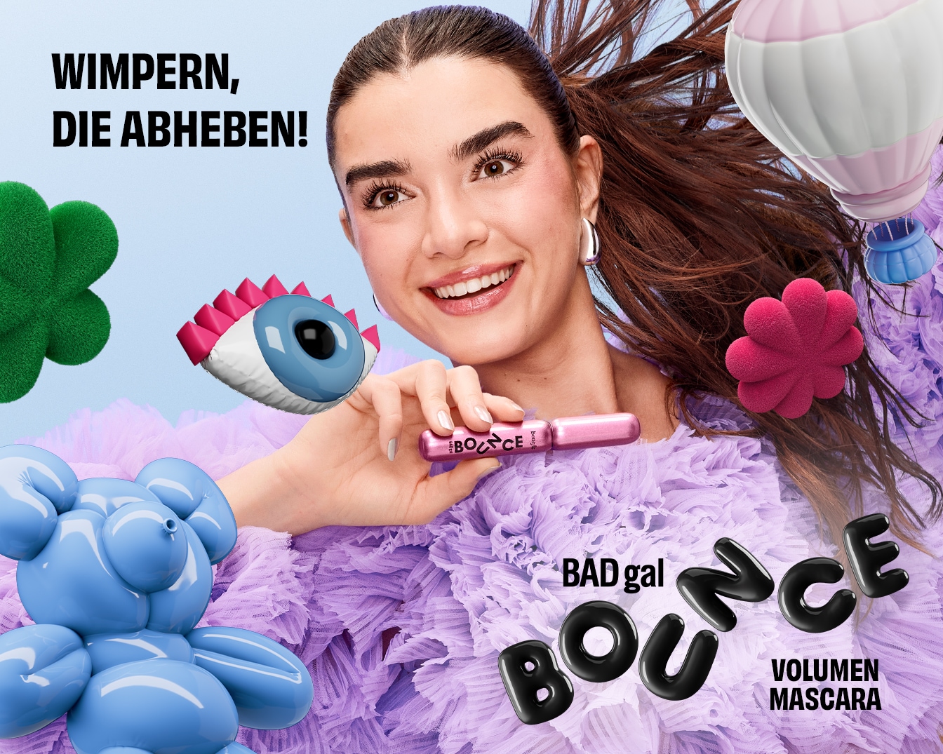 A mosolygó nő a Benefit BADgal BOUNCE szempillaspirált tartja, a szempillák kiemelésére, a lila ruhája és a lebegő léggömbök mellett.