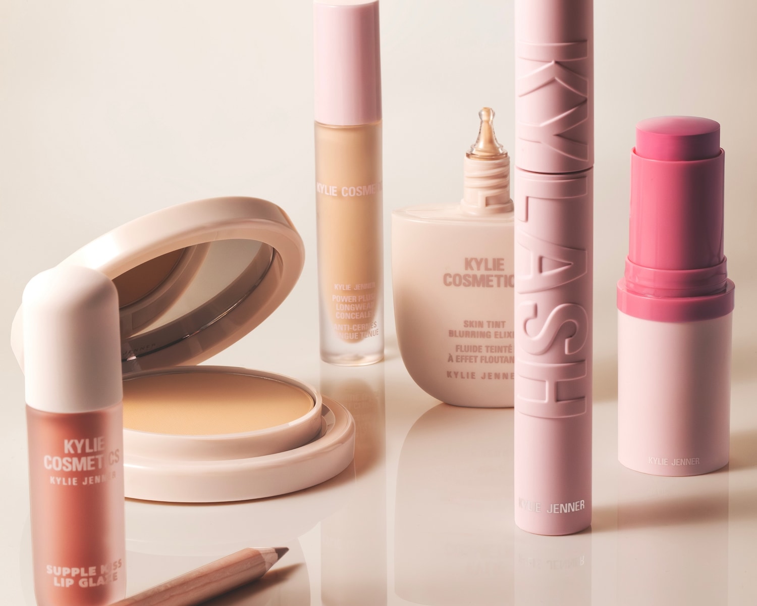 Découvrez la collection Kylie Cosmetics, comprenant un correcteur longue tenue, un blush crème et un mascara pour un look complet.