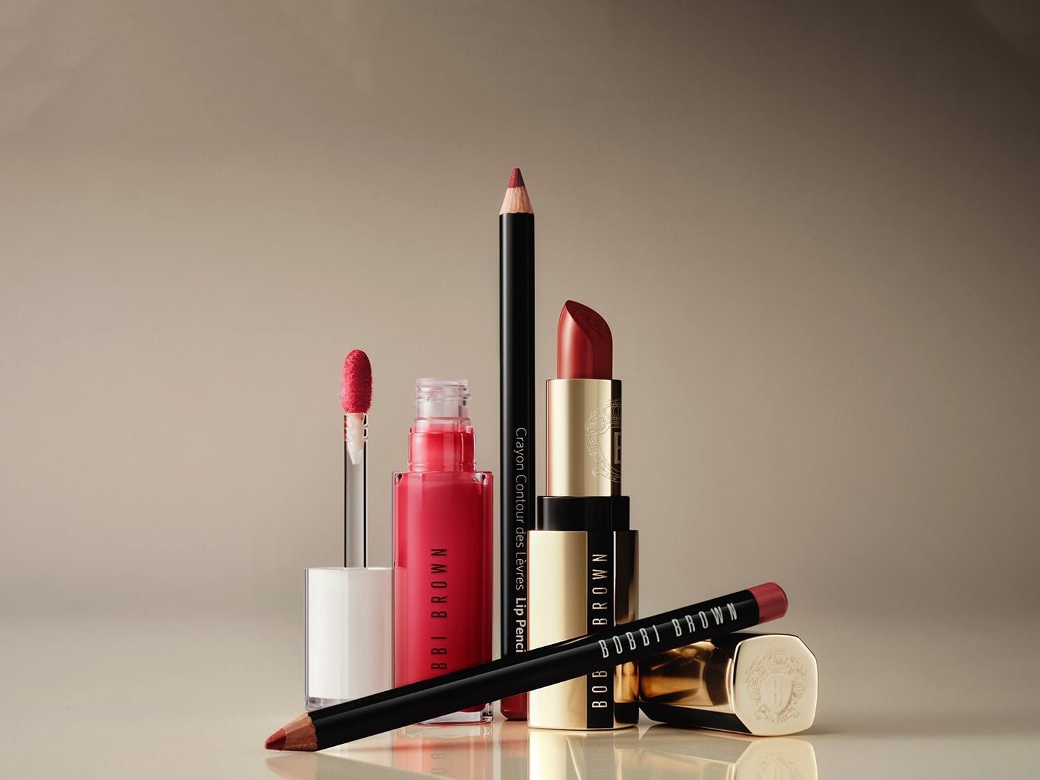 A Bobbi Brown sminktermékek kollekciója ajakceruzával, szájfénnyel és rúzzsal, amelyek tökéletesek az ajkak kiemelésére és hangsúlyozására.