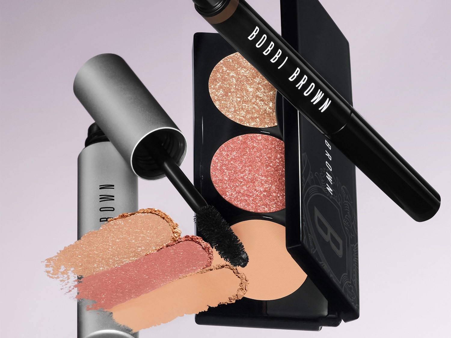 A Bobbi Brown sminktermékek kollekciója, beleértve a szemhéjfesték palettát, a szempillaspirált és a szemceruzát, amelyekkel teljes smink megjelenést hozhatsz létre.