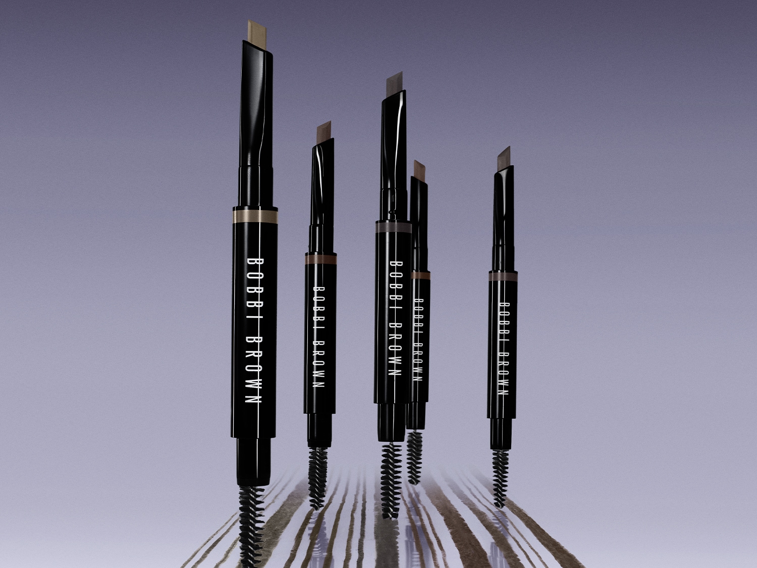 A Bobbi Brown szemöldökceruzák különböző árnyalatokban, fekete csomagolásban, a márka nevével függőlegesen nyomtatva.