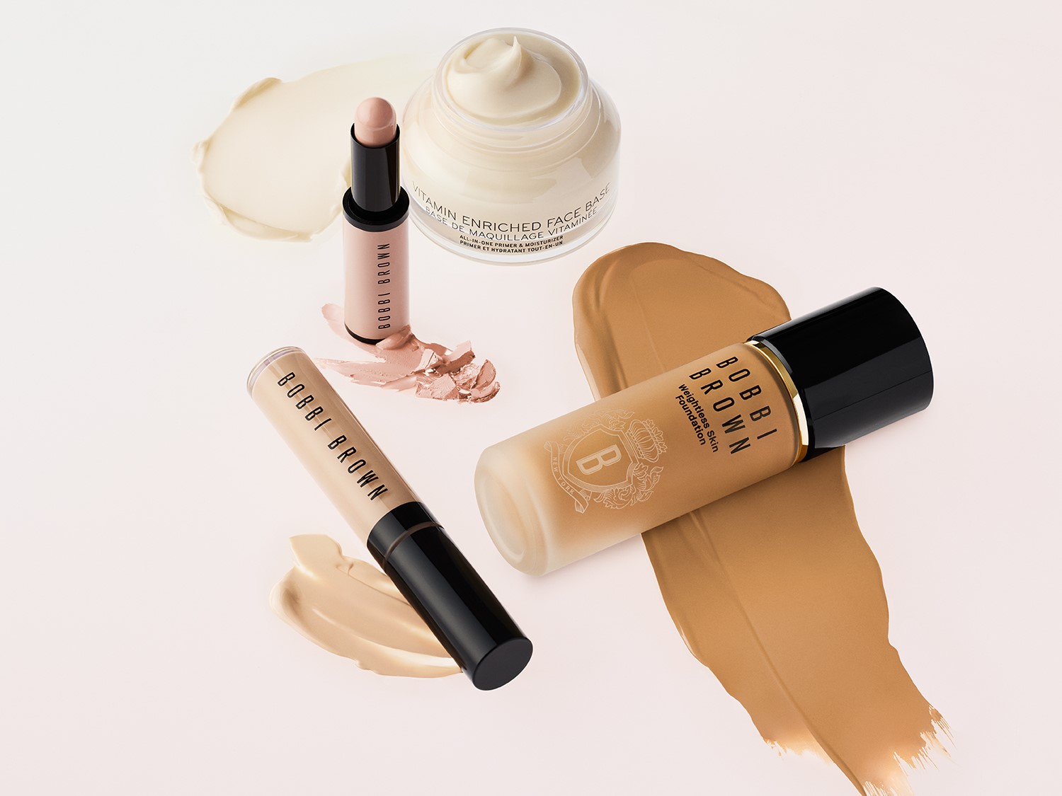 A Bobbi Brown sminktermékek kollekciója, beleértve a Vitamin Enriched Face Base-t, a Weightless Skin Foundation-t és a korrektorokat, amelyek különböző bőrtónusokhoz illeszkednek.