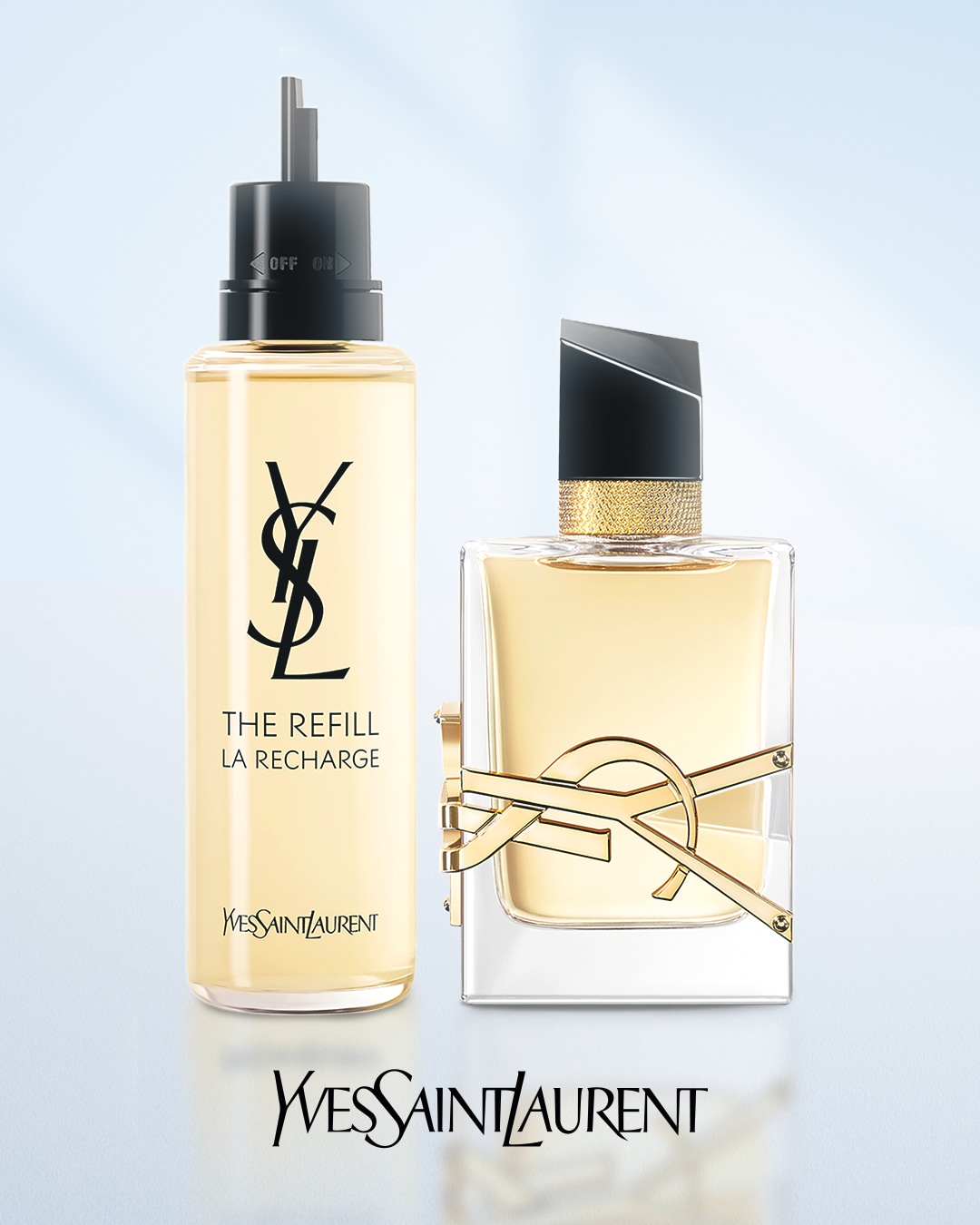 Yves Saint Laurent präsentiert ein Parfüm-Set mit einem klaren Glasflakon mit goldenen Akzenten und einer Nachfüllflasche mit dem YSL-Logo.