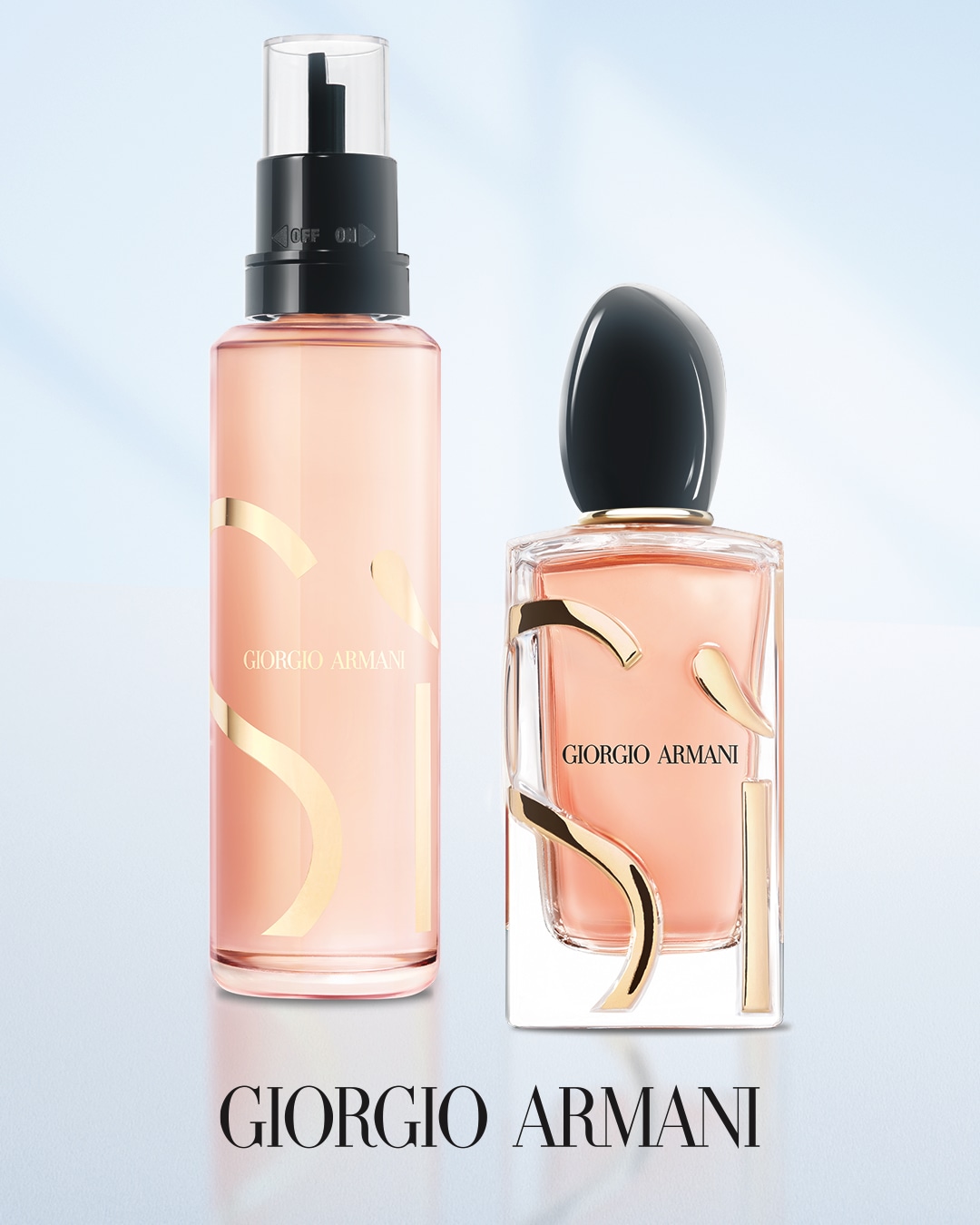 Zwei Giorgio Armani Flakons, der eine länglich mit Sprühkopf, der andere quadratisch mit schwarzem Verschluss, beide gefüllt mit einem zarten, roséfarbenen Duft.