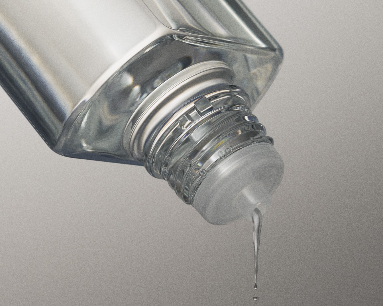 Ecco una bottiglia trasparente inclinata che versa un liquido chiaro, ideale per mostrare la consistenza e la purezza di un prodotto.