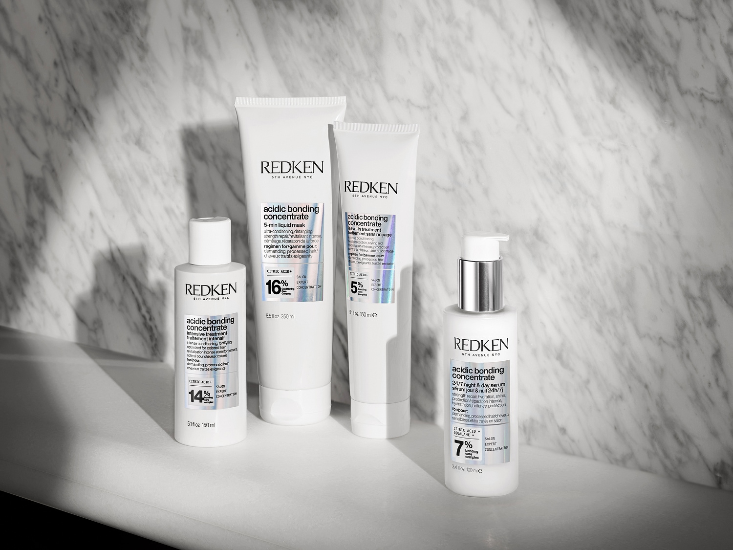 De Redken Acidic Bonding Concentrate-lijn omvat een intensieve behandeling, een vloeibaar masker van 5 minuten, een leave-in treatment en een 24/7 nacht- en dagserum.