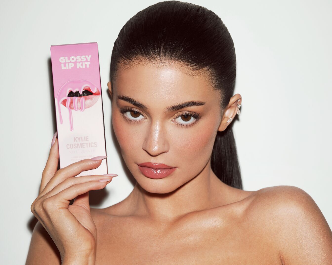Kylie Jenner presenta il kit labbra lucide, un set di prodotti per labbra che include un lucidalabbra e una matita labbra, per un look brillante e definito.