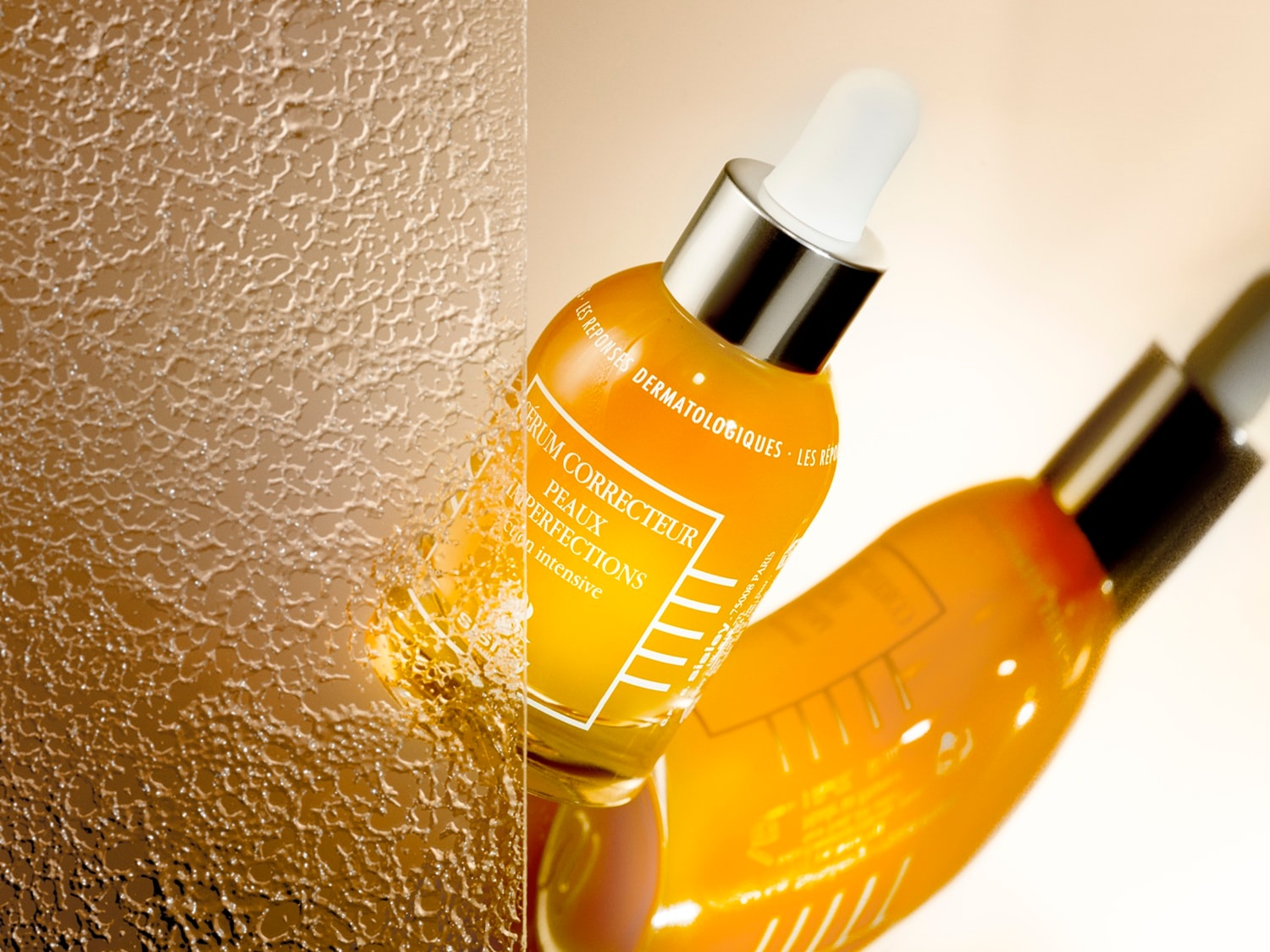 Serum Correcteur Peaux Imperfections od Sisley to intensywna kuracja w pomarańczowej butelce z zakraplaczem, która redukuje niedoskonałości, zapewniając skórze gładkość i promienny wygląd.