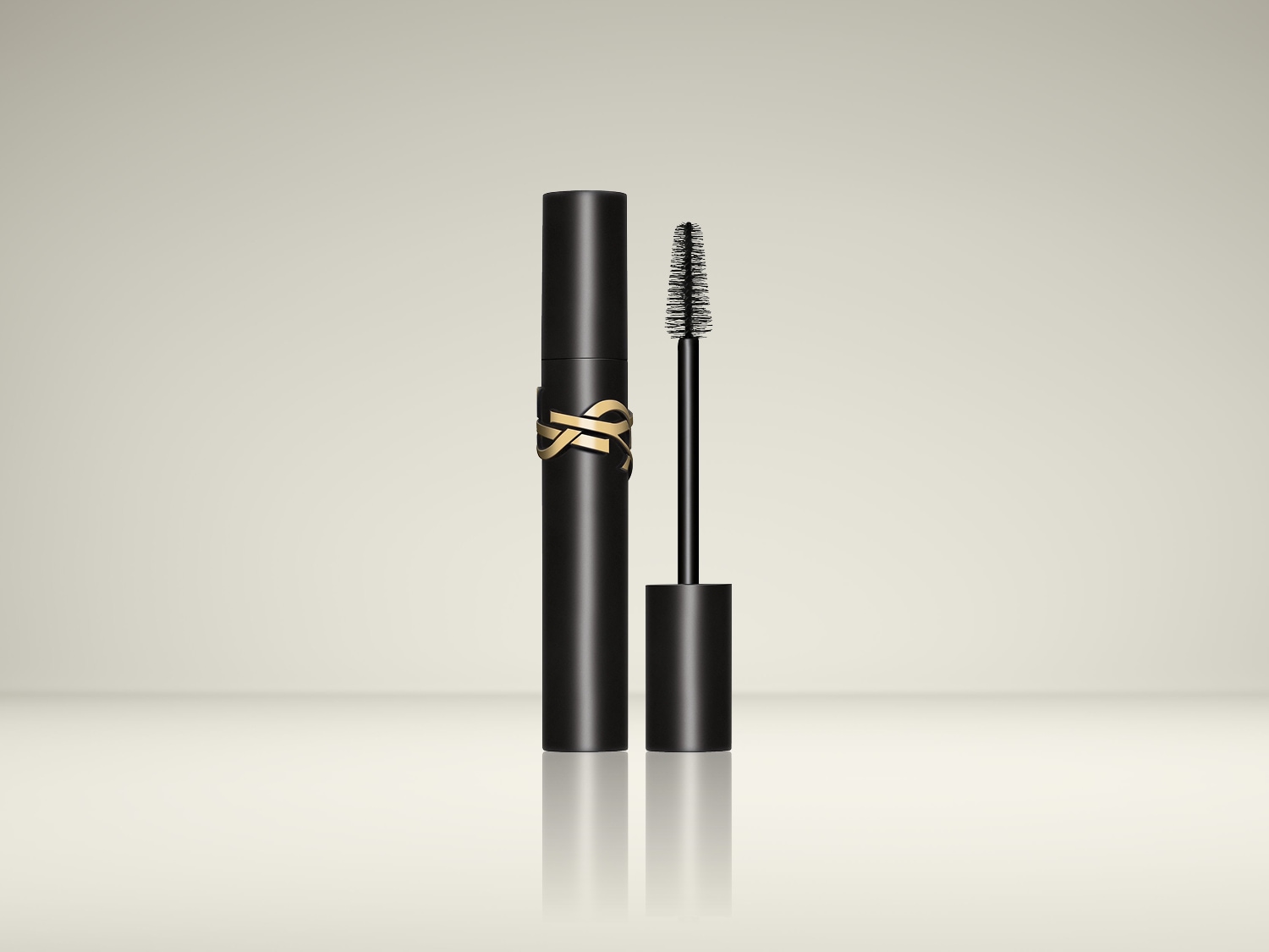 De Yves Saint Laurent Mascara Volume Effet Faux Cils in het zwart, met een gouden logo op de huls en een borsteltje dat klaar is voor gebruik, zorgt voor een intens volume en een valse wimper-effect.