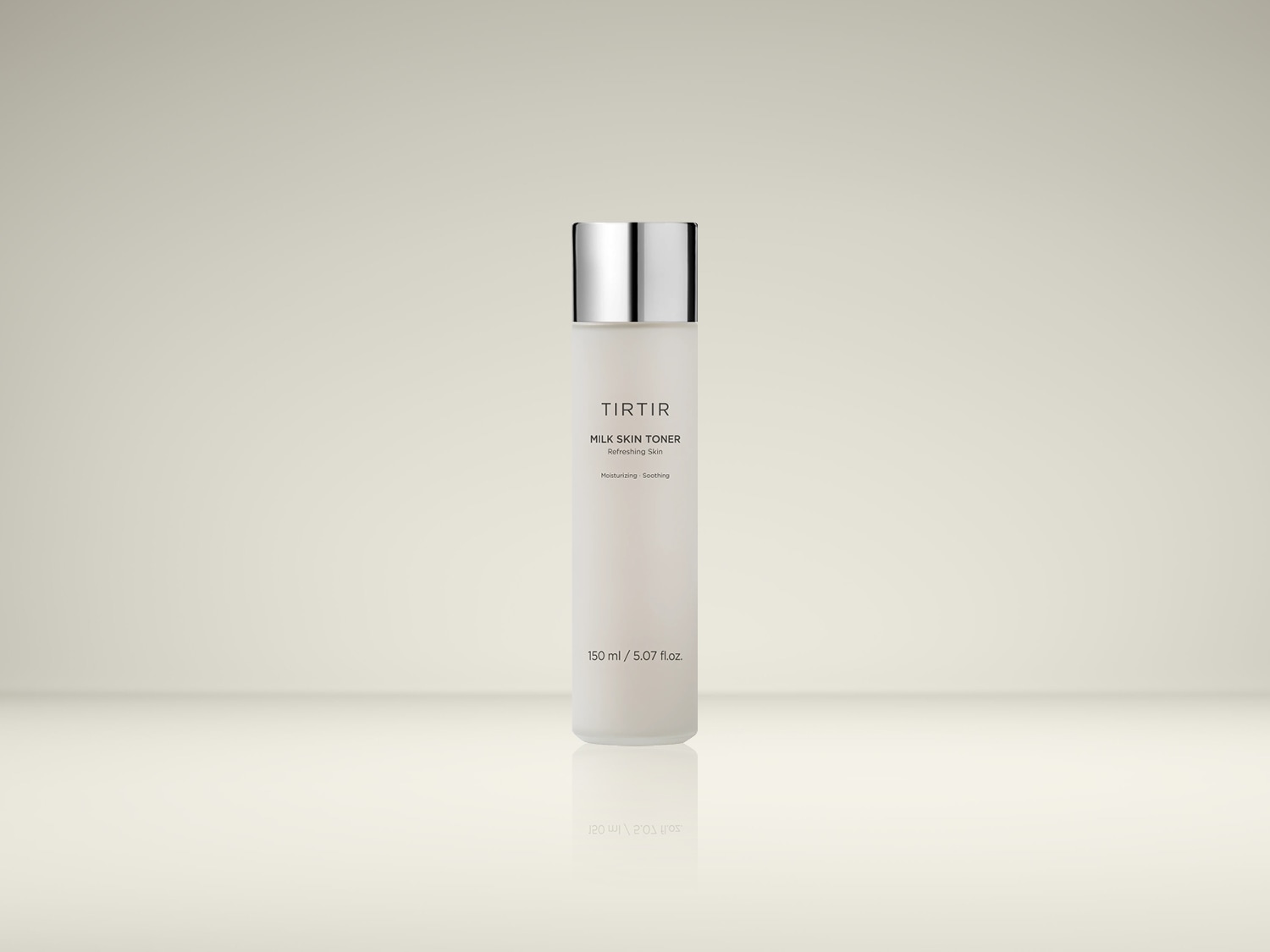 De TIRTIR Milk Skin Toner in een witte fles met zilveren dop, met een inhoud van 150 ml, is een hydraterende en kalmerende toner voor de huid.