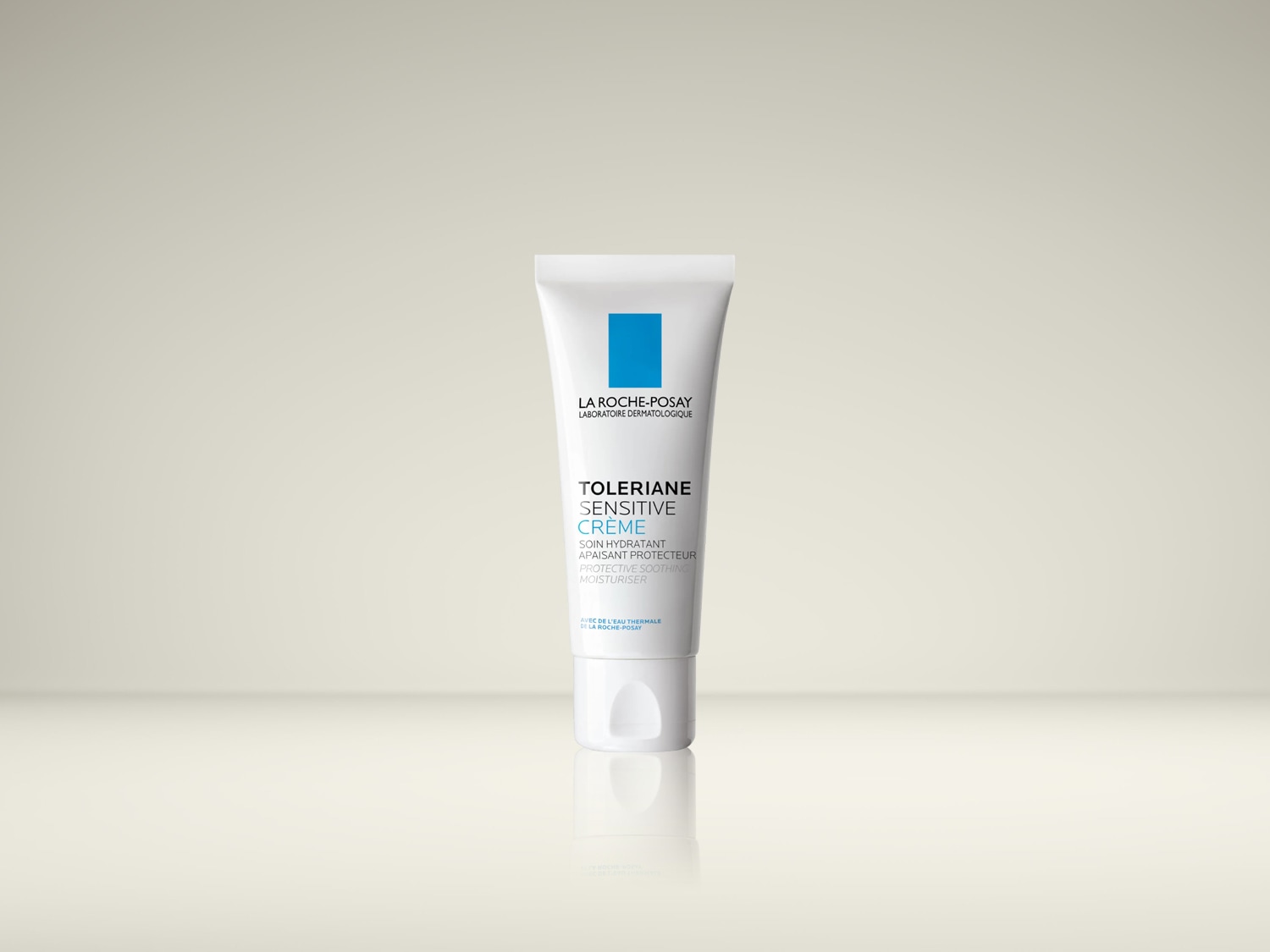 De La Roche-Posay Toleriane Sensitive Crème is een witte tube met blauwe en zwarte tekst, ontworpen als een hydraterende en beschermende verzachtende moisturizer.