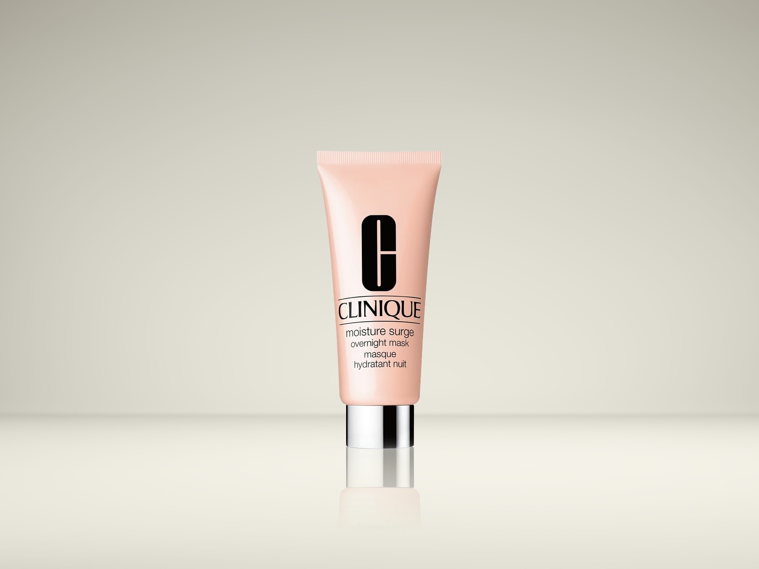 De Clinique Moisture Surge Overnight Mask in een zachtroze tube met zilveren dop, perfect voor een gehydrateerde huid terwijl je slaapt.